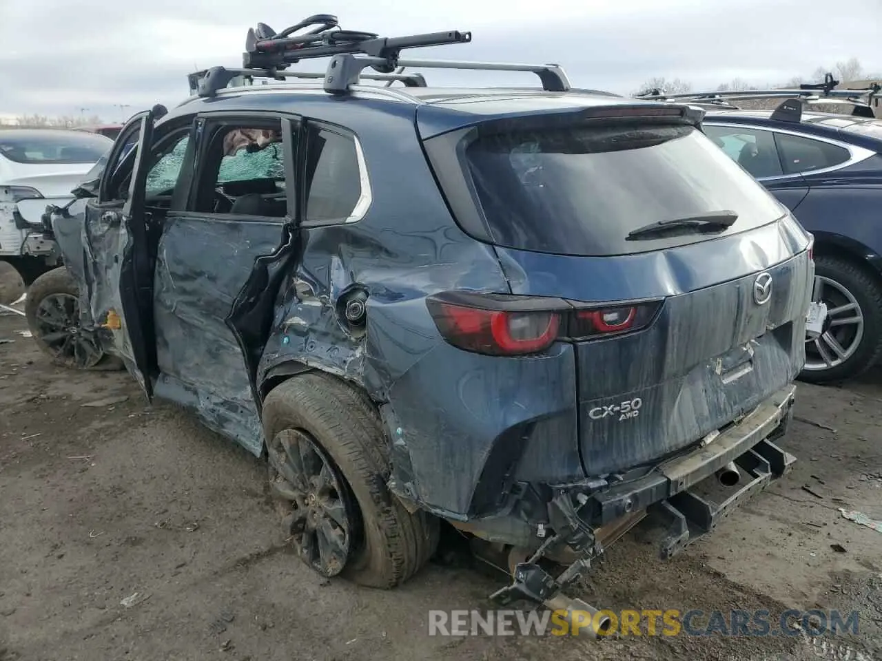 2 fotografías del automóvil dañado 7MMVABCM0PN148255 MAZDA CX-50 PREF 2023