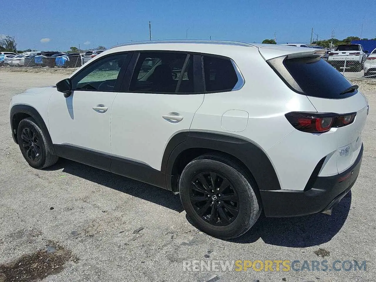 2 fotografías del automóvil dañado 7MMVABBM5RN165377 MAZDA CX-50 PREF 2024