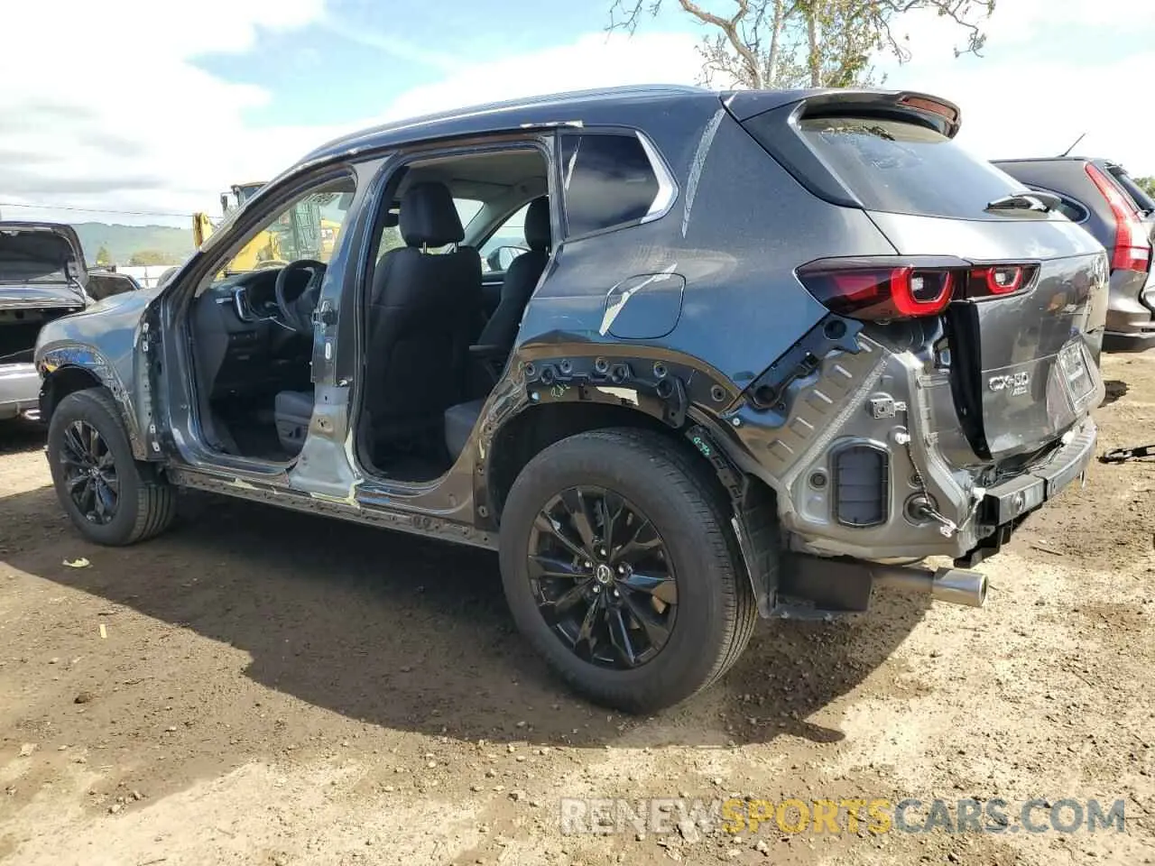 2 fotografías del automóvil dañado 7MMVABBM9RN167763 MAZDA CX-50 PREF 2024