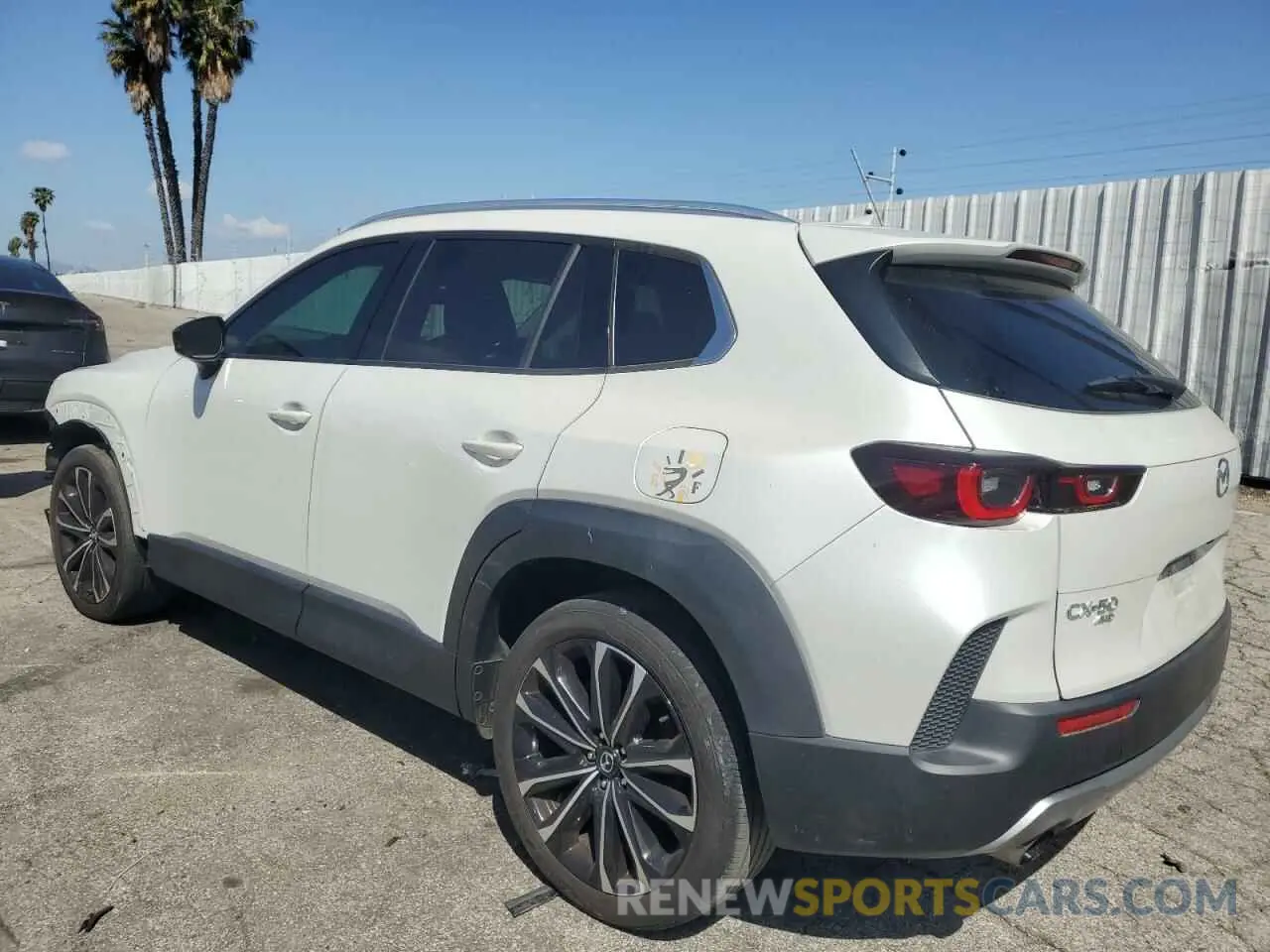 2 fotografías del automóvil dañado 7MMVABDY4PN115678 MAZDA CX-50 PREM 2023