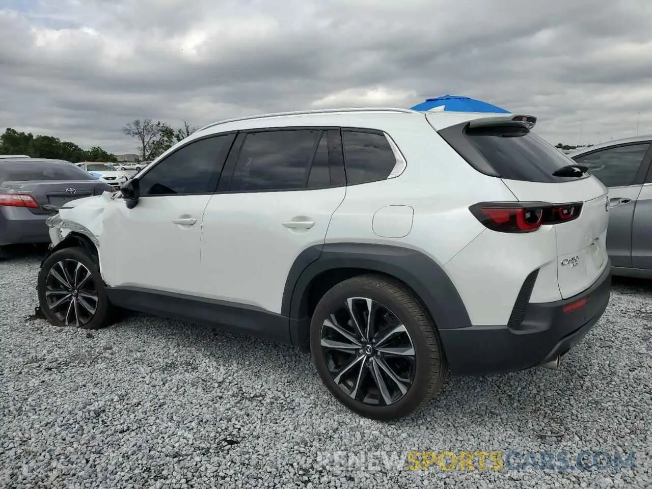2 fotografías del automóvil dañado 7MMVABEM3PN136274 MAZDA CX-50 PREM 2023