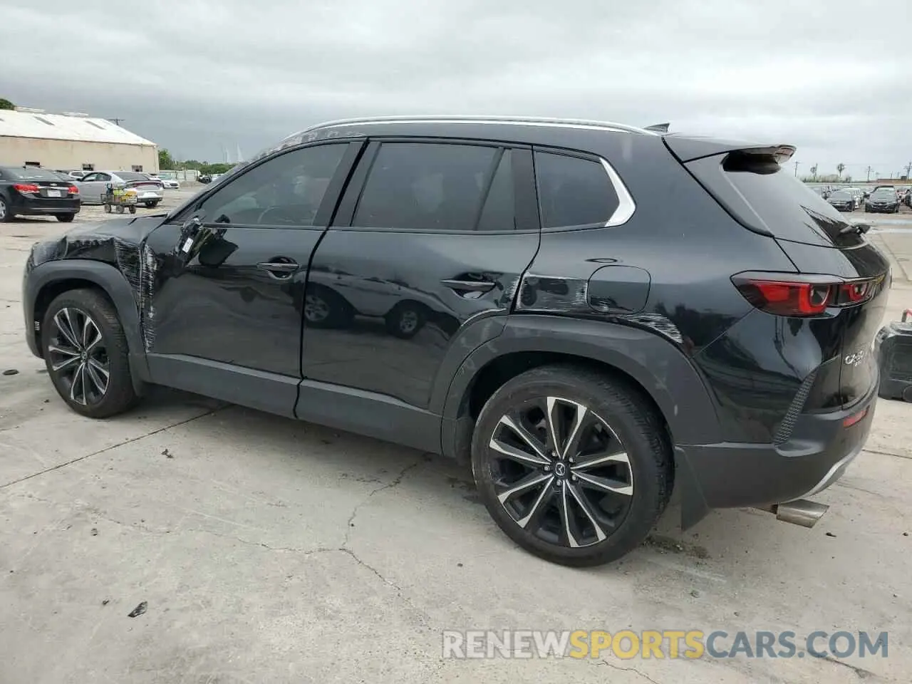 2 fotografías del automóvil dañado 7MMVABEY1PN118732 MAZDA CX-50 PREM 2023
