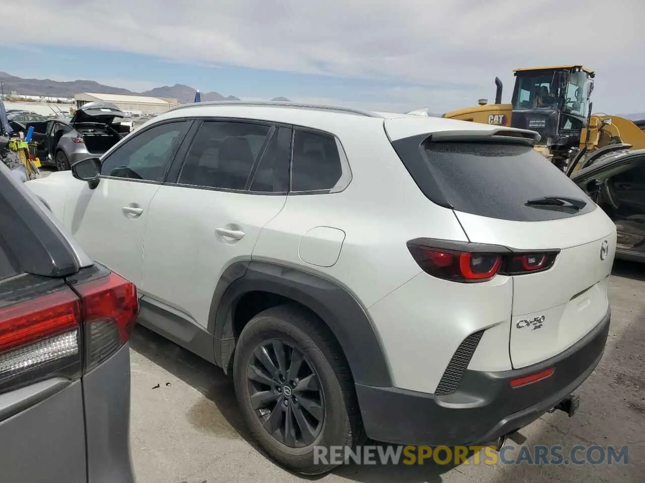 2 fotografías del automóvil dañado 7MMVABDM2RN235236 MAZDA CX-50 PREM 2024