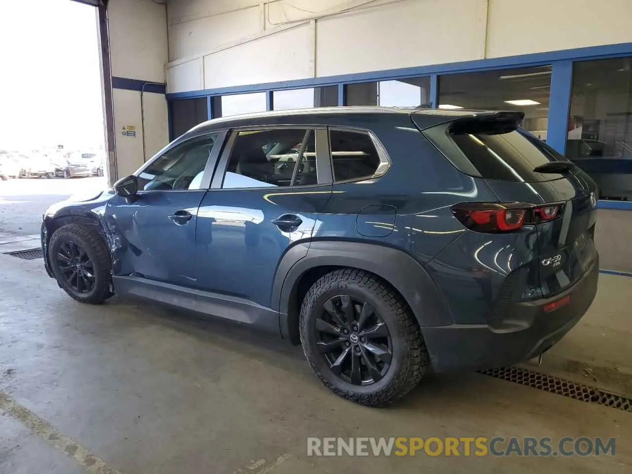 2 fotografías del automóvil dañado 7MMVABDM3RN155654 MAZDA CX-50 PREM 2024