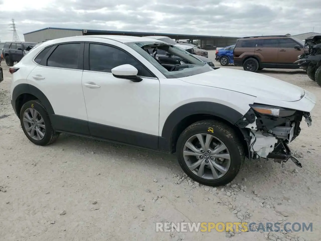 4 fotografías del automóvil dañado 3MVDMBDL2LM114068 MAZDA CX30 2020