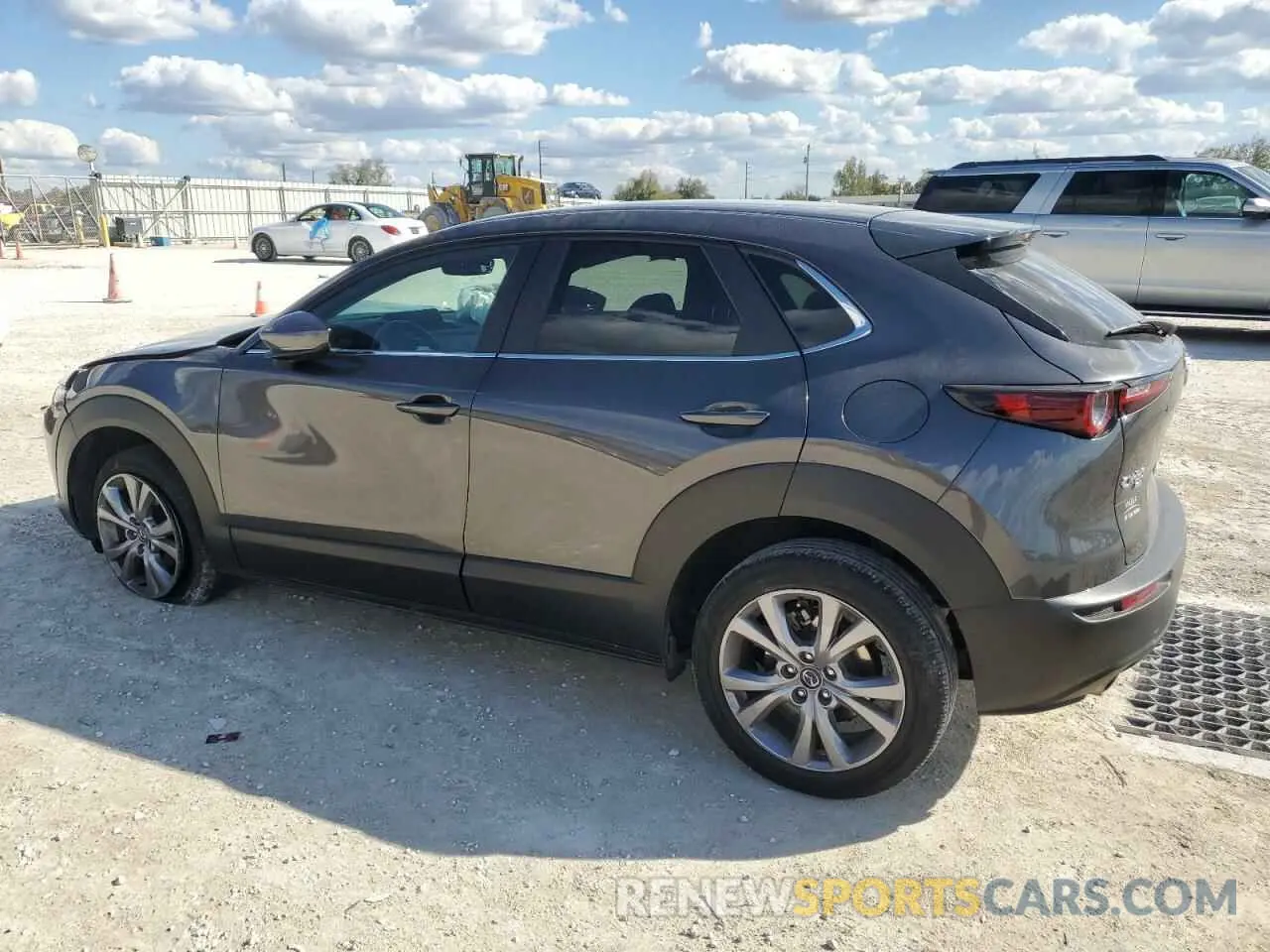 2 fotografías del automóvil dañado 3MVDMBBL4MM305687 MAZDA CX30 2021