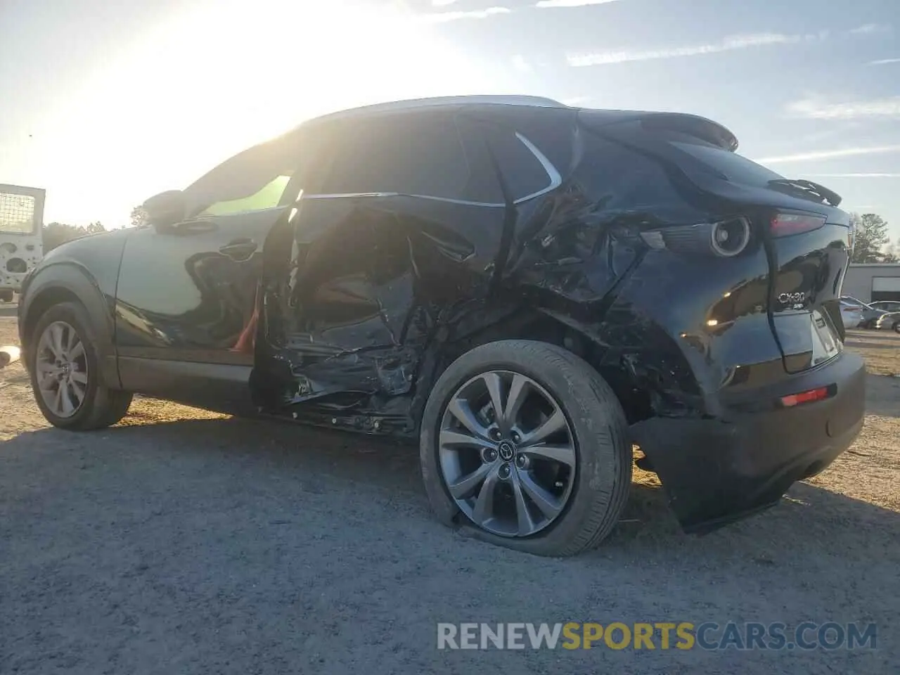 2 fotografías del automóvil dañado 3MVDMBBM0PM569695 MAZDA CX30 2023