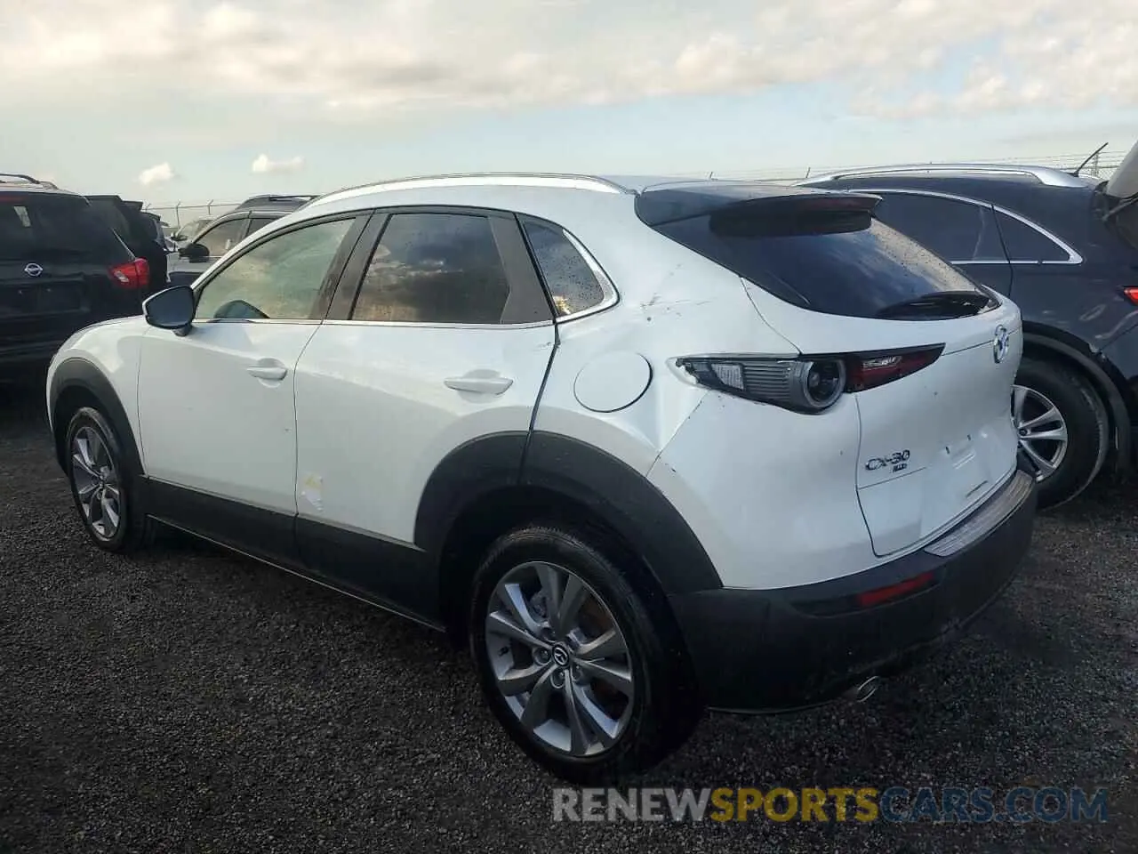 2 fotografías del automóvil dañado 3MVDMBBM4PM545982 MAZDA CX30 2023
