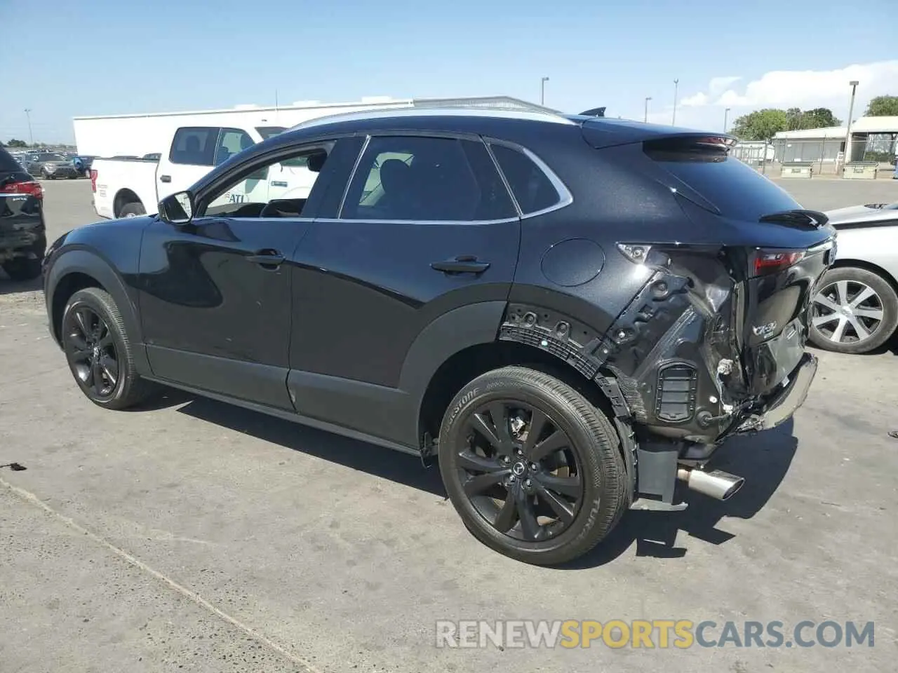 2 fotografías del automóvil dañado 3MVDMBEY0PM578346 MAZDA CX30 2023