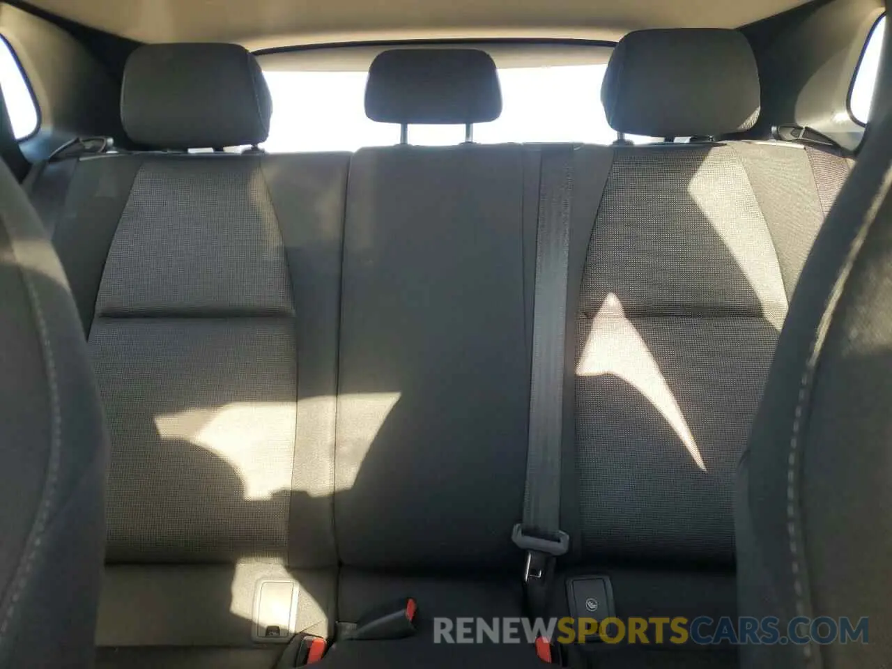 10 fotografías del automóvil dañado 3MVDMBAM2RM675084 MAZDA CX30 2024