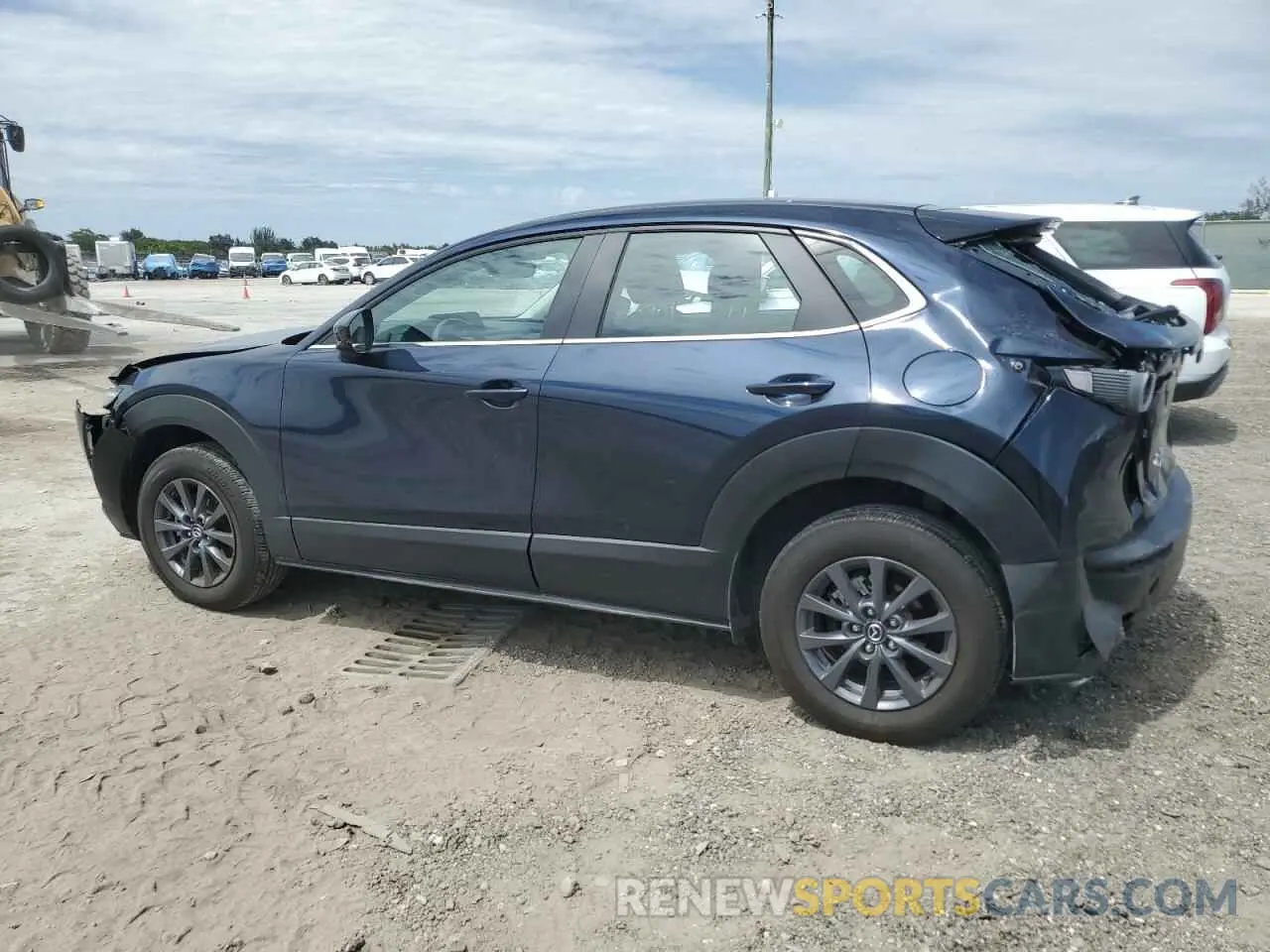 2 fotografías del automóvil dañado 3MVDMBAM4RM642331 MAZDA CX30 2024