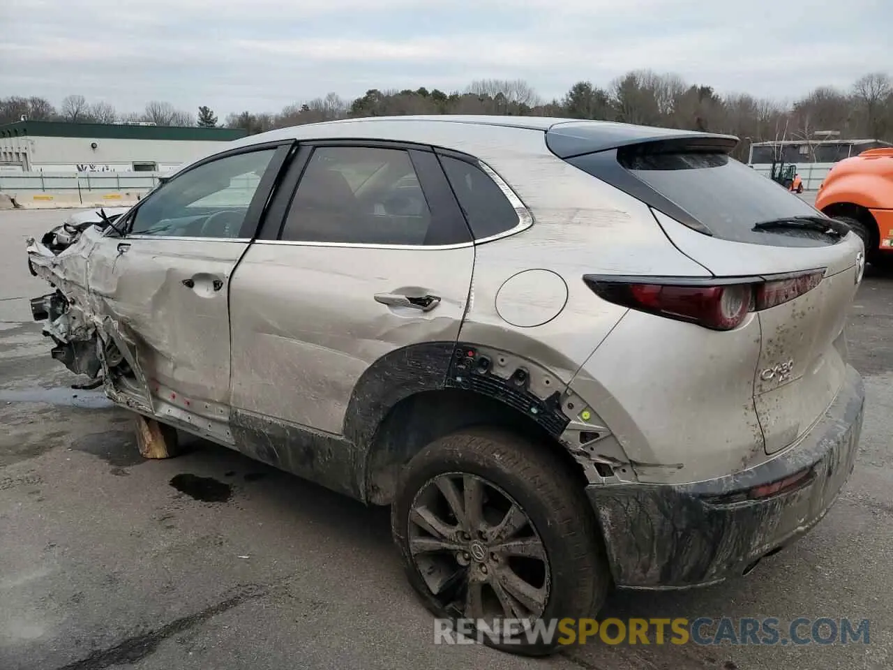 2 fotografías del automóvil dañado 3MVDMBBM0RM663028 MAZDA CX30 2024