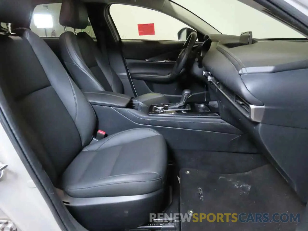 5 fotografías del automóvil dañado 3MVDMBBM2RM695348 MAZDA CX30 2024