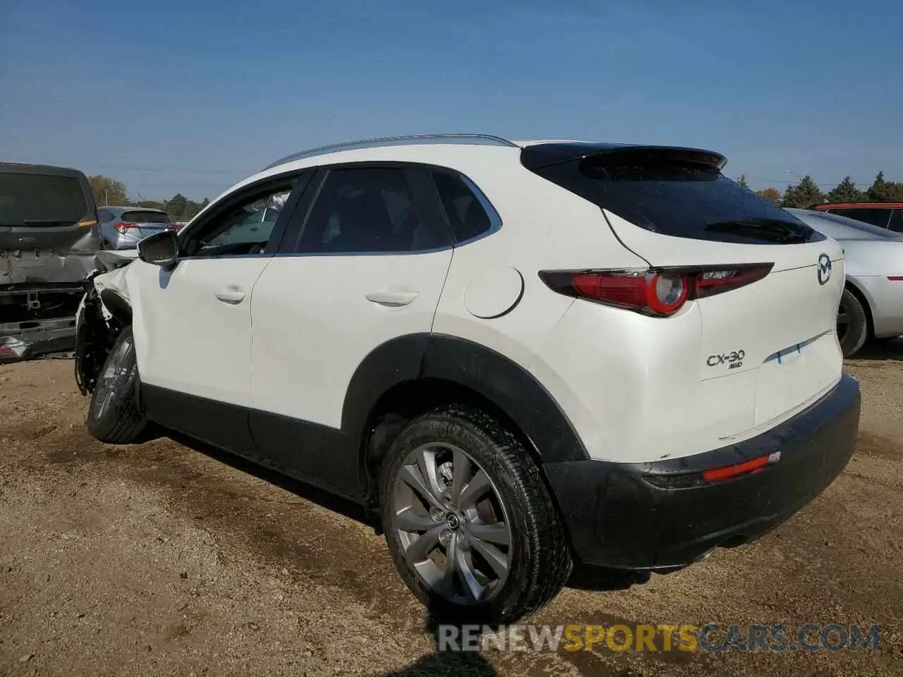2 fotografías del automóvil dañado 3MVDMBCM9RM672115 MAZDA CX30 2024