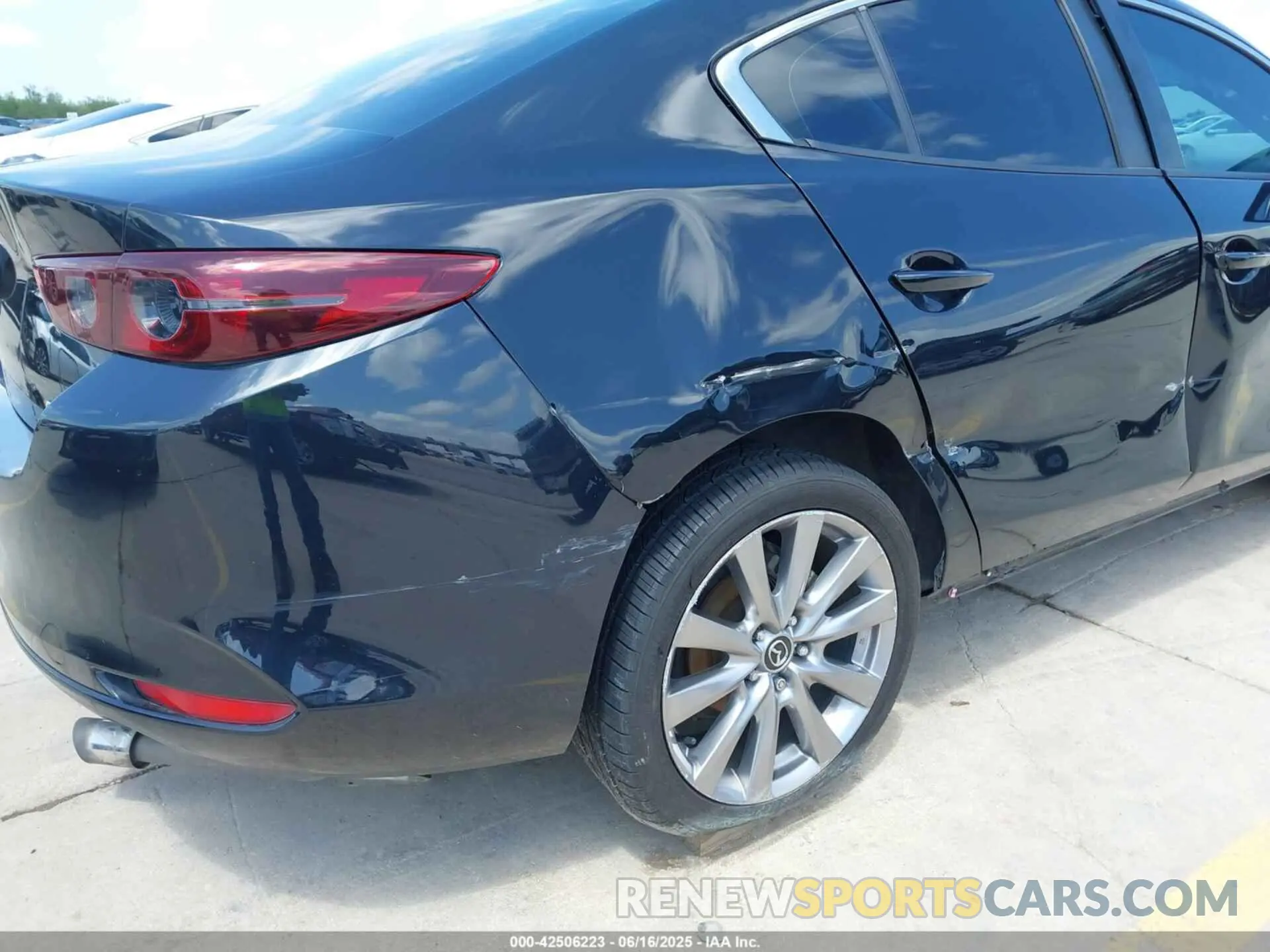 16 fotografías del automóvil dañado JM1BPACL4K1110174 MAZDA MAZDA3 2019