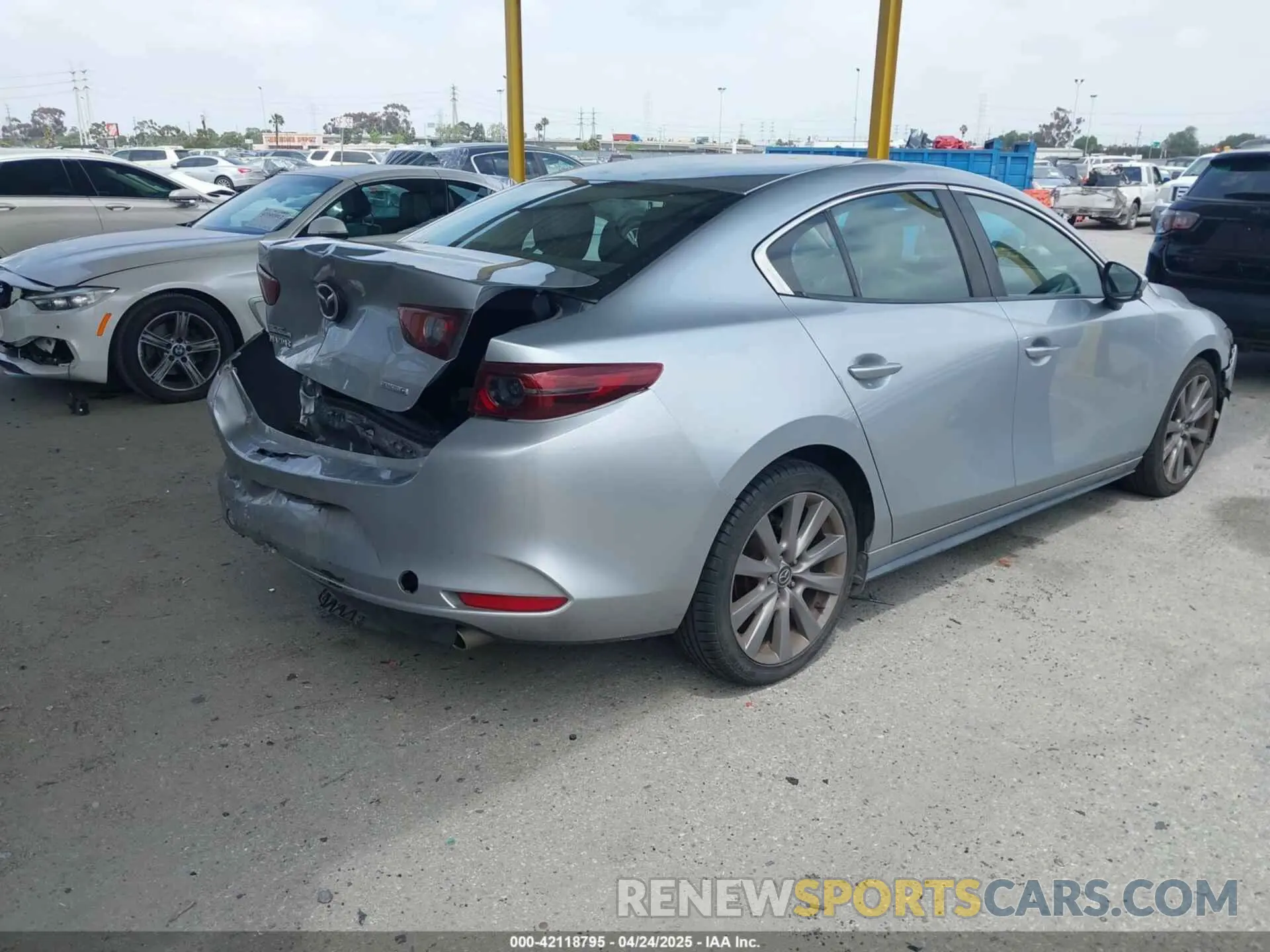 4 fotografías del automóvil dañado 3MZBPACL6LM131481 MAZDA MAZDA3 2020