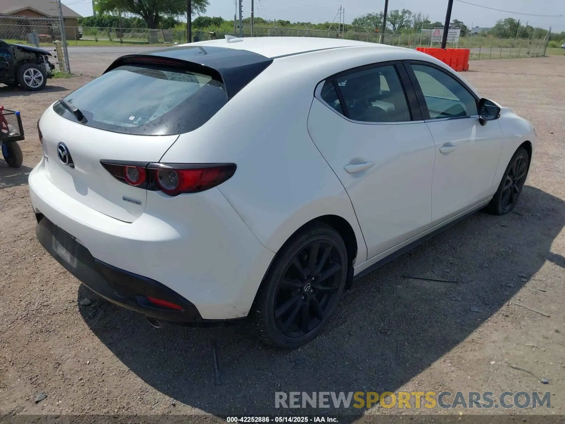 4 fotografías del automóvil dañado JM1BPAML5M1402899 MAZDA MAZDA3 2021
