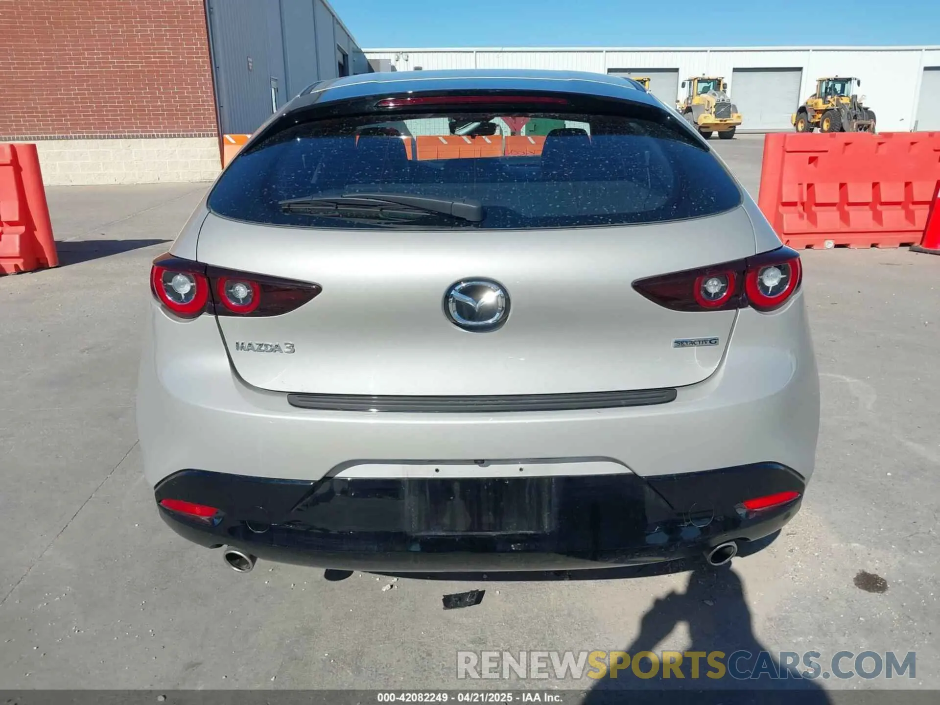 17 fotografías del automóvil dañado JM1BPAKM8R1704528 MAZDA MAZDA3 2024