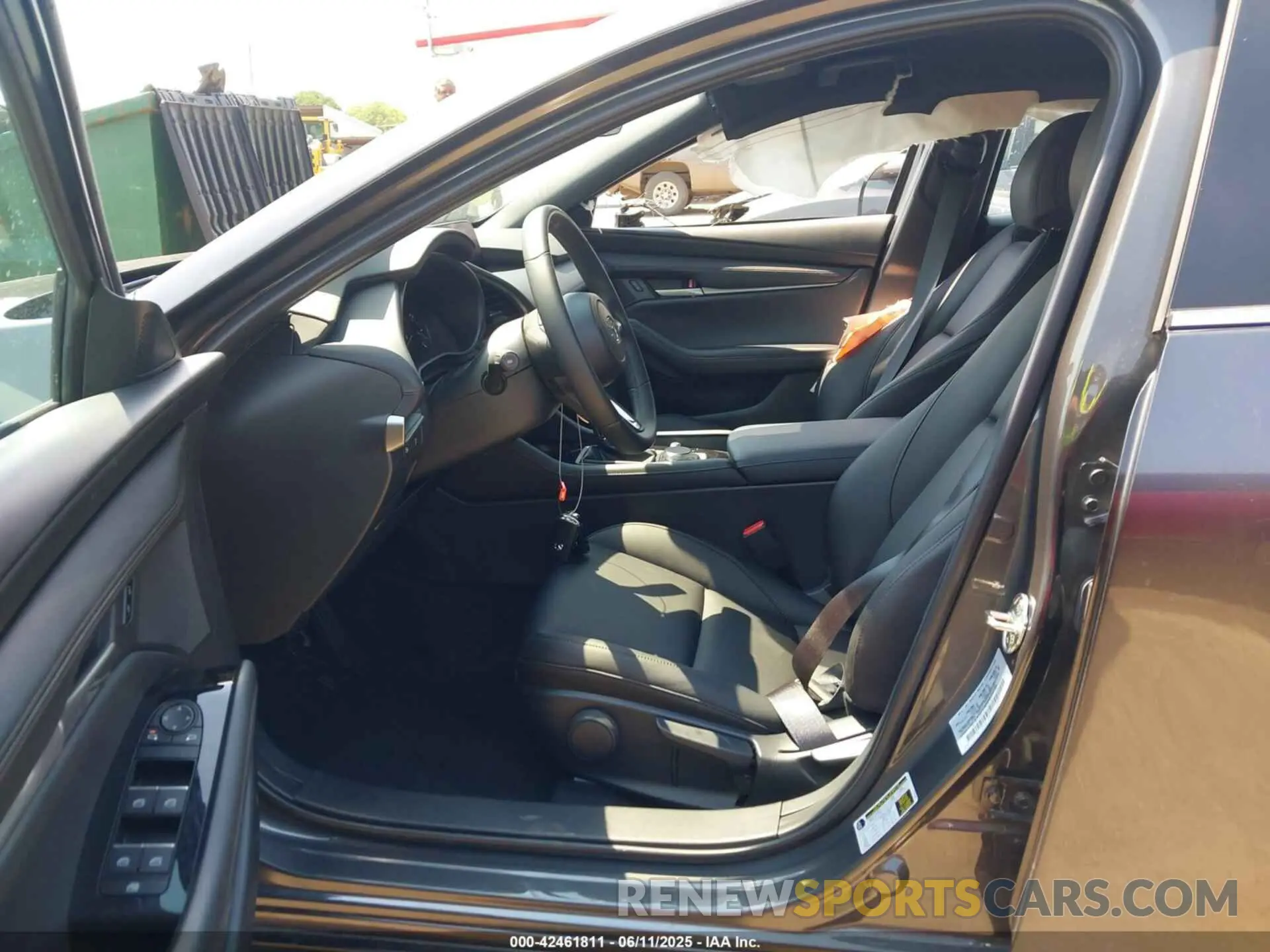 5 fotografías del automóvil dañado JM1BPAKM1S1763507 MAZDA MAZDA3 2025