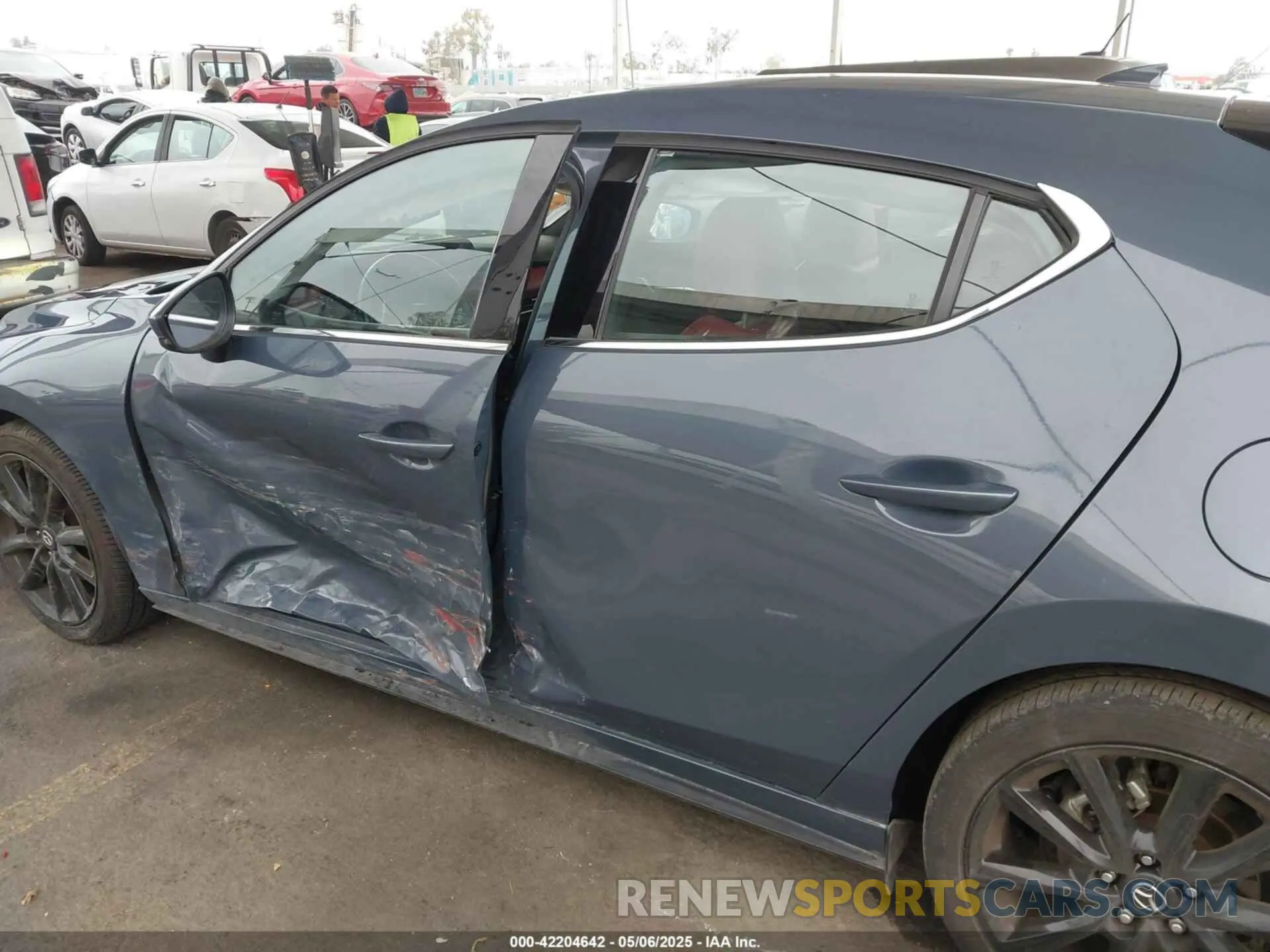 17 fotografías del automóvil dañado JM1BPBNM6L1167103 MAZDA MAZDA3 HATCHBACK 2020