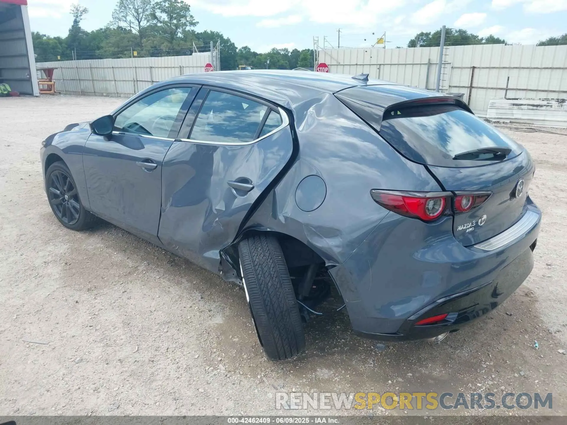 3 fotografías del automóvil dañado JM1BPBJY9P1621858 MAZDA MAZDA3 HATCHBACK 2023
