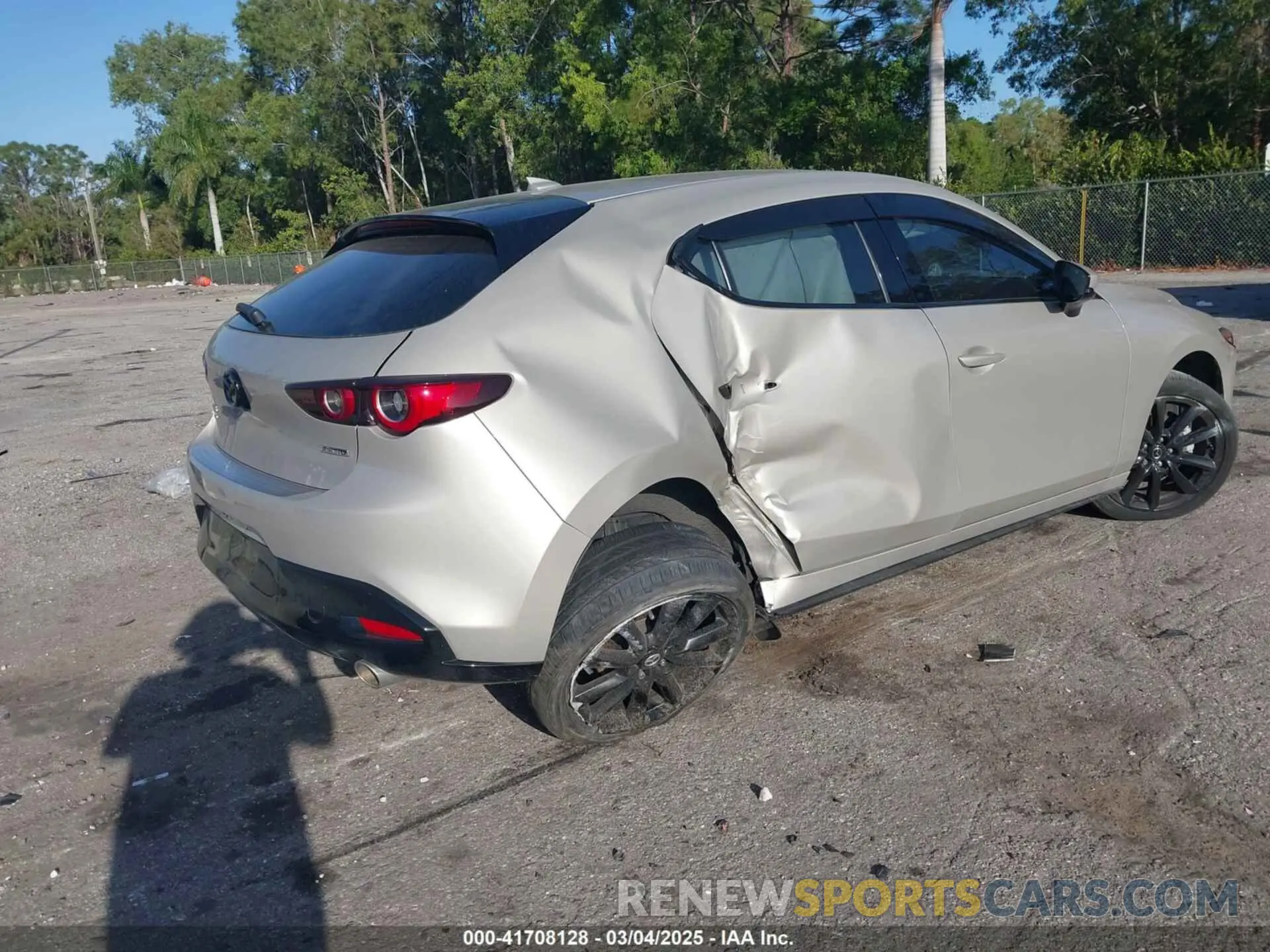 4 fotografías del automóvil dañado JM1BPBMM9P1600582 MAZDA MAZDA3 HATCHBACK 2023