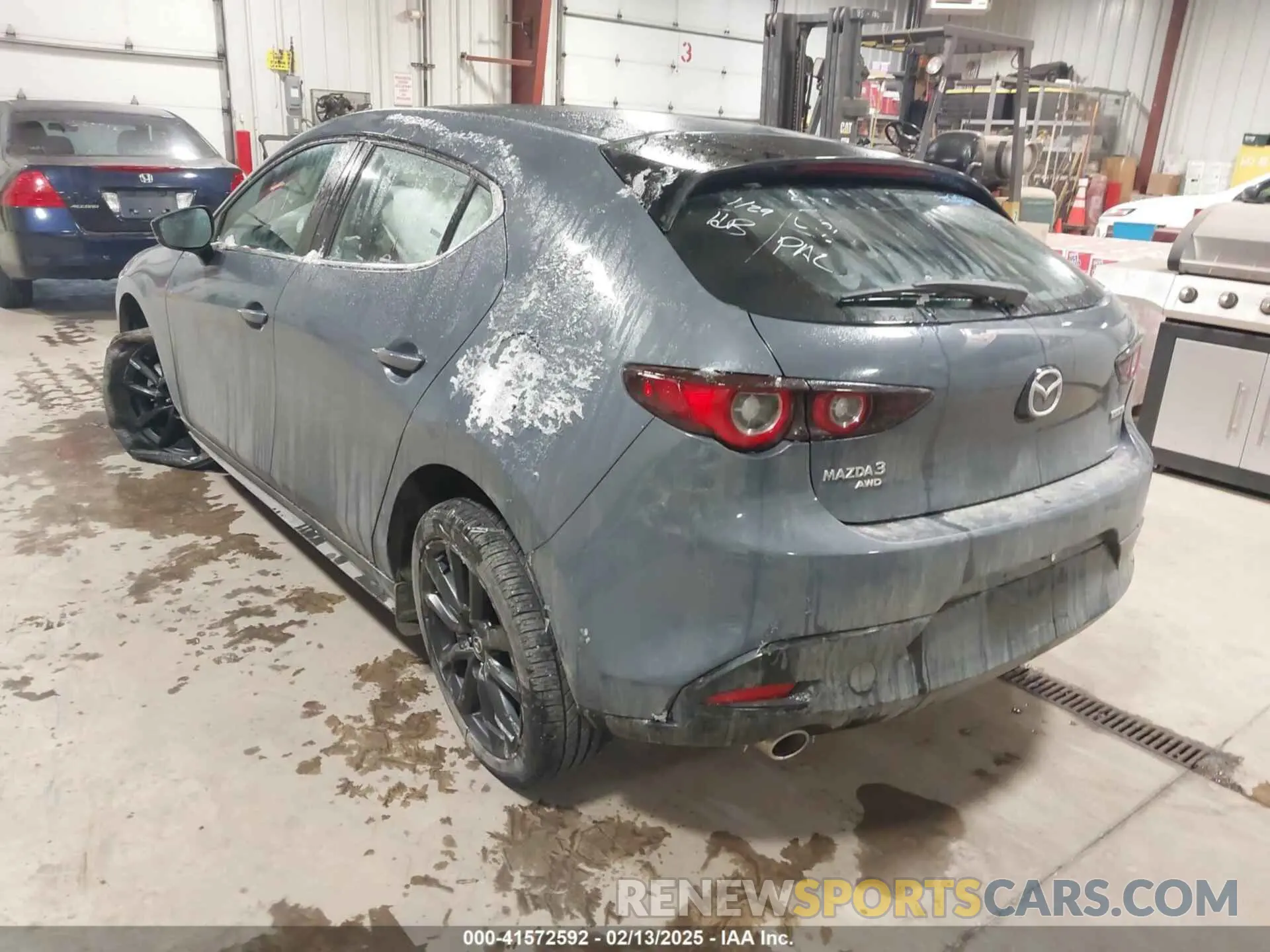 3 fotografías del automóvil dañado JM1BPBLM2R1709518 MAZDA MAZDA3 HATCHBACK 2024