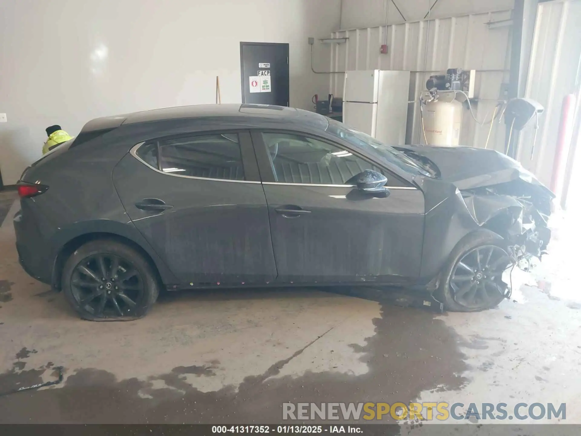 13 fotografías del automóvil dañado JM1BPBLM3R1717854 MAZDA MAZDA3 HATCHBACK 2024