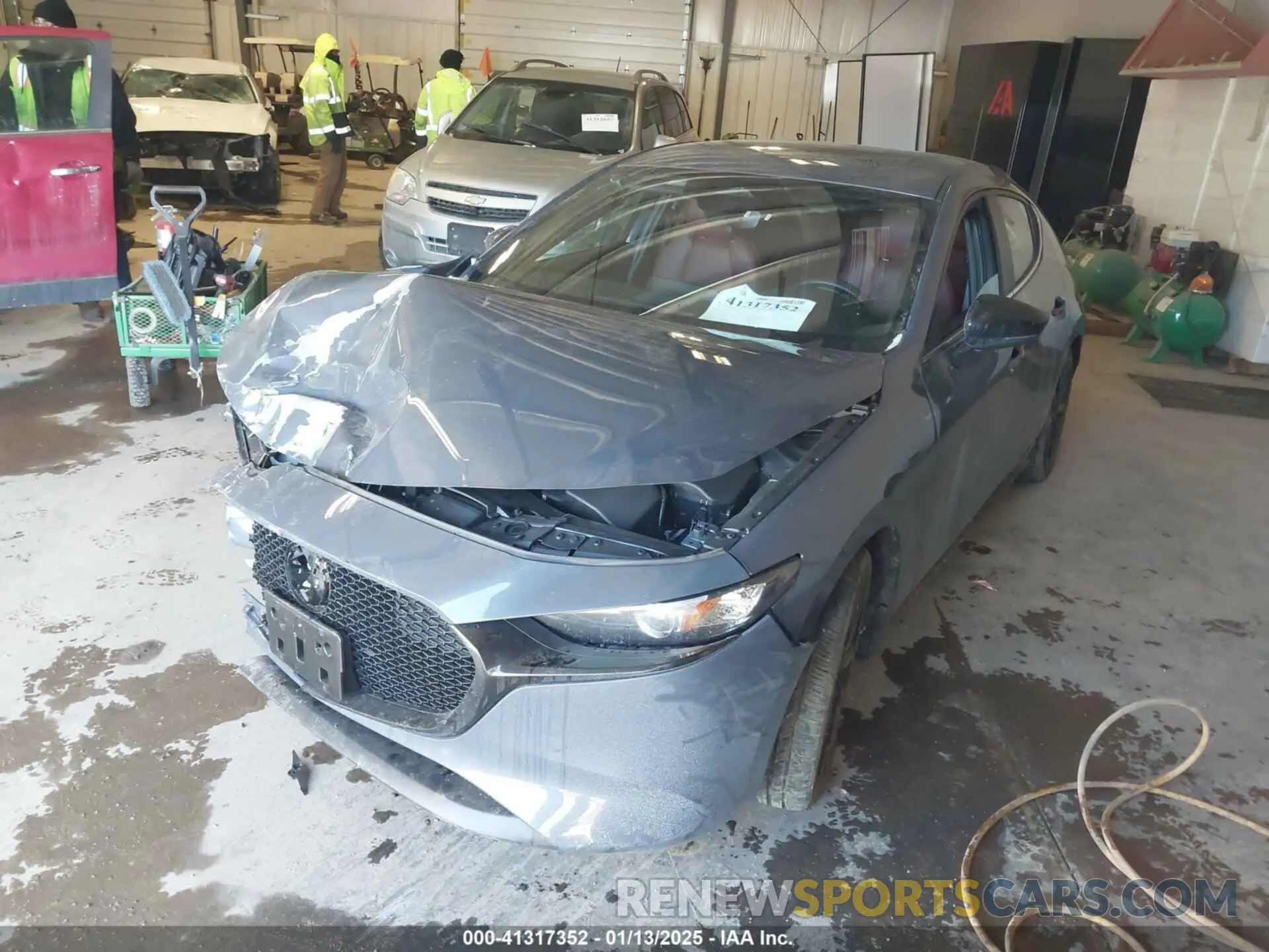 2 fotografías del automóvil dañado JM1BPBLM3R1717854 MAZDA MAZDA3 HATCHBACK 2024