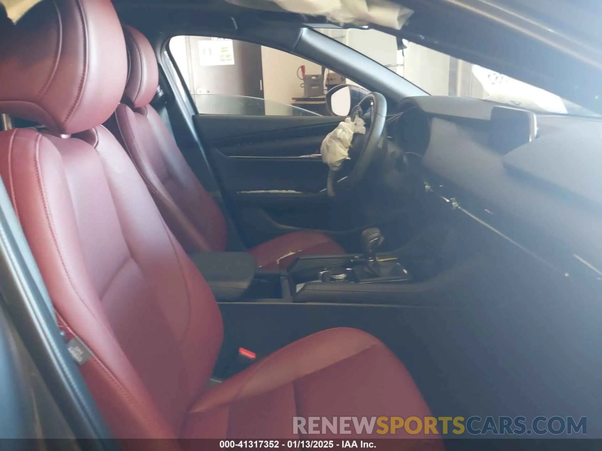 5 fotografías del automóvil dañado JM1BPBLM3R1717854 MAZDA MAZDA3 HATCHBACK 2024
