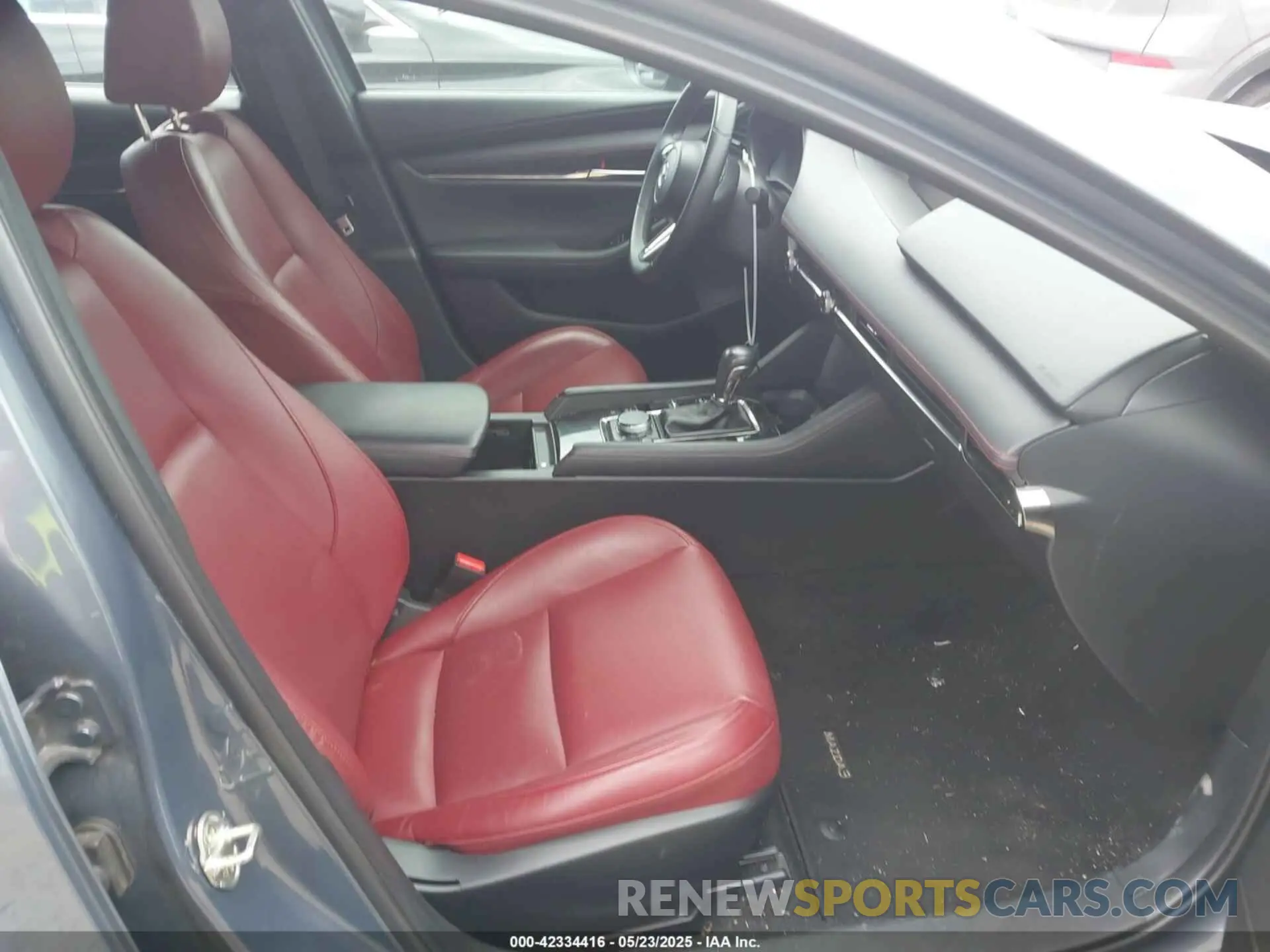 5 fotografías del automóvil dañado JM1BPBLM5R1709609 MAZDA MAZDA3 HATCHBACK 2024