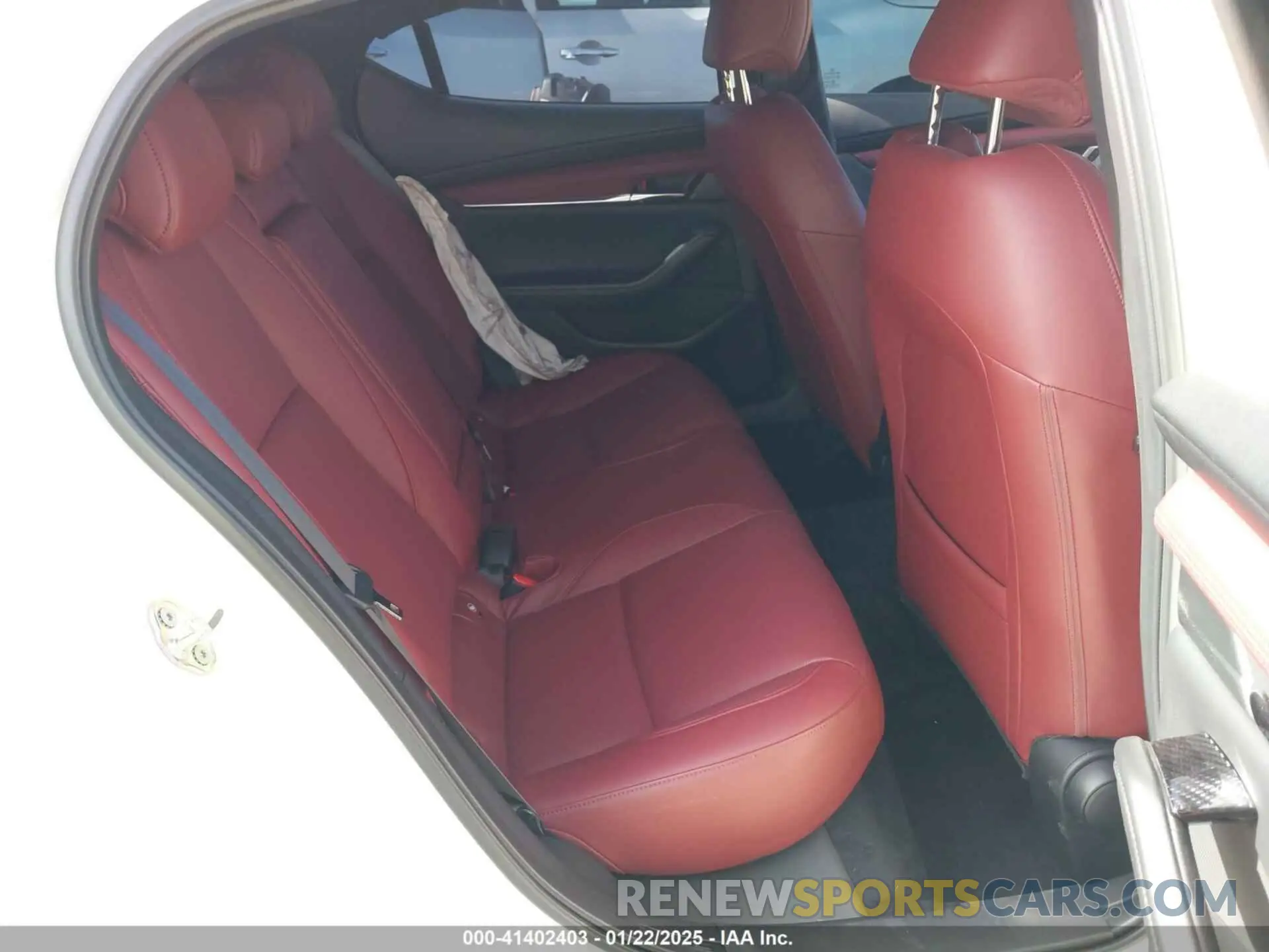 8 fotografías del automóvil dañado JM1BPBNY7R1718702 MAZDA MAZDA3 HATCHBACK 2024
