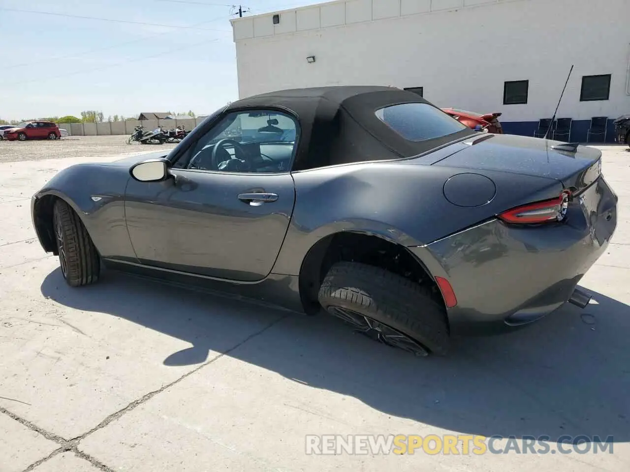 2 fotografías del automóvil dañado JM1NDAD70R0609934 MAZDA MX5 2024