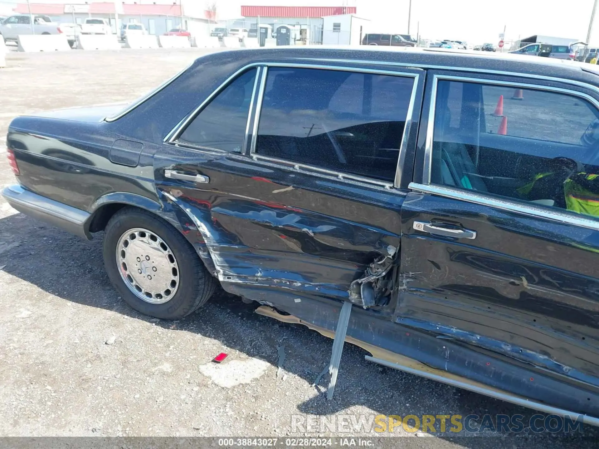 13 fotografías del automóvil dañado WDBCA39D1JA386729 MERCEDES-BENZ 560 1988