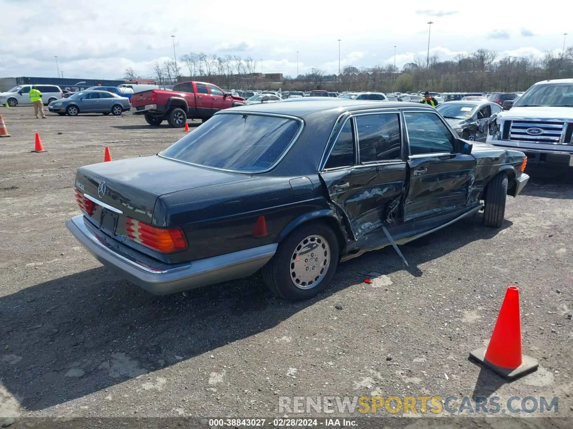 4 fotografías del automóvil dañado WDBCA39D1JA386729 MERCEDES-BENZ 560 1988