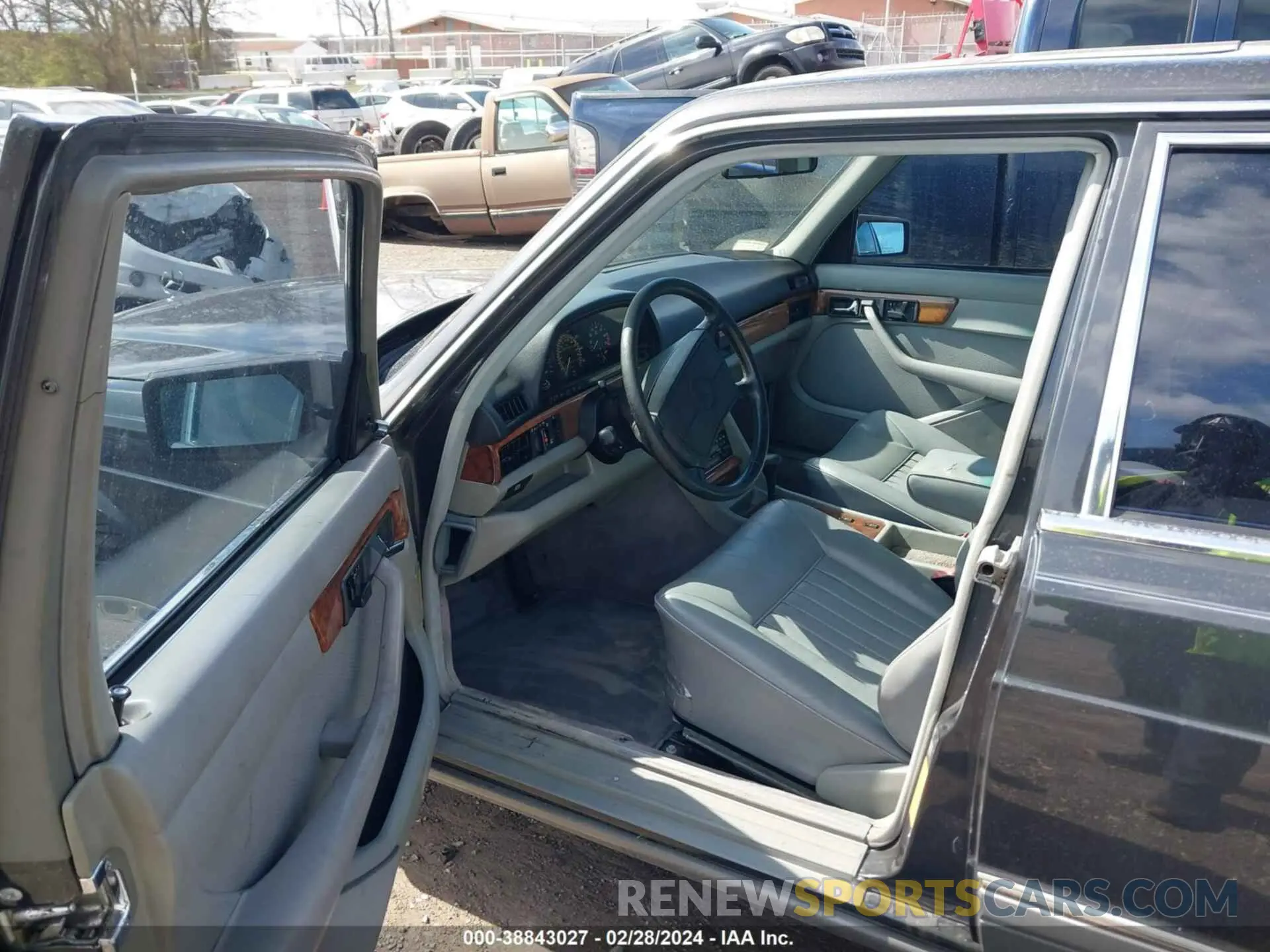 5 fotografías del automóvil dañado WDBCA39D1JA386729 MERCEDES-BENZ 560 1988