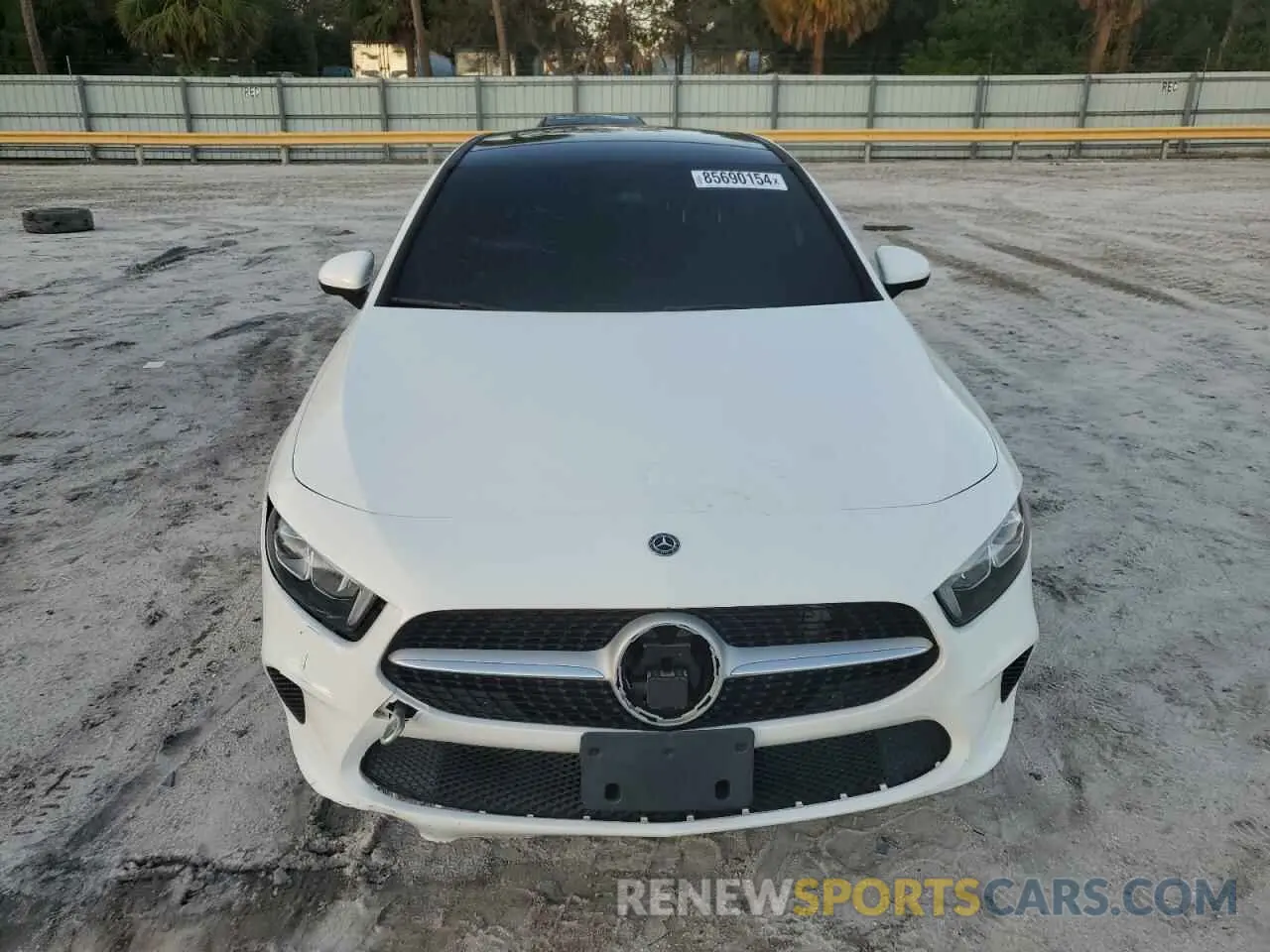 5 fotografías del automóvil dañado WDD3G4EB2KW016572 MERCEDES-BENZ A-CLASS 2019
