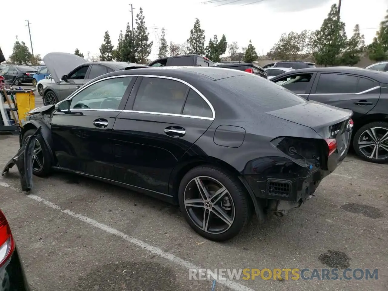 2 fotografías del automóvil dañado WDD3G4EB4KW021868 MERCEDES-BENZ A-CLASS 2019