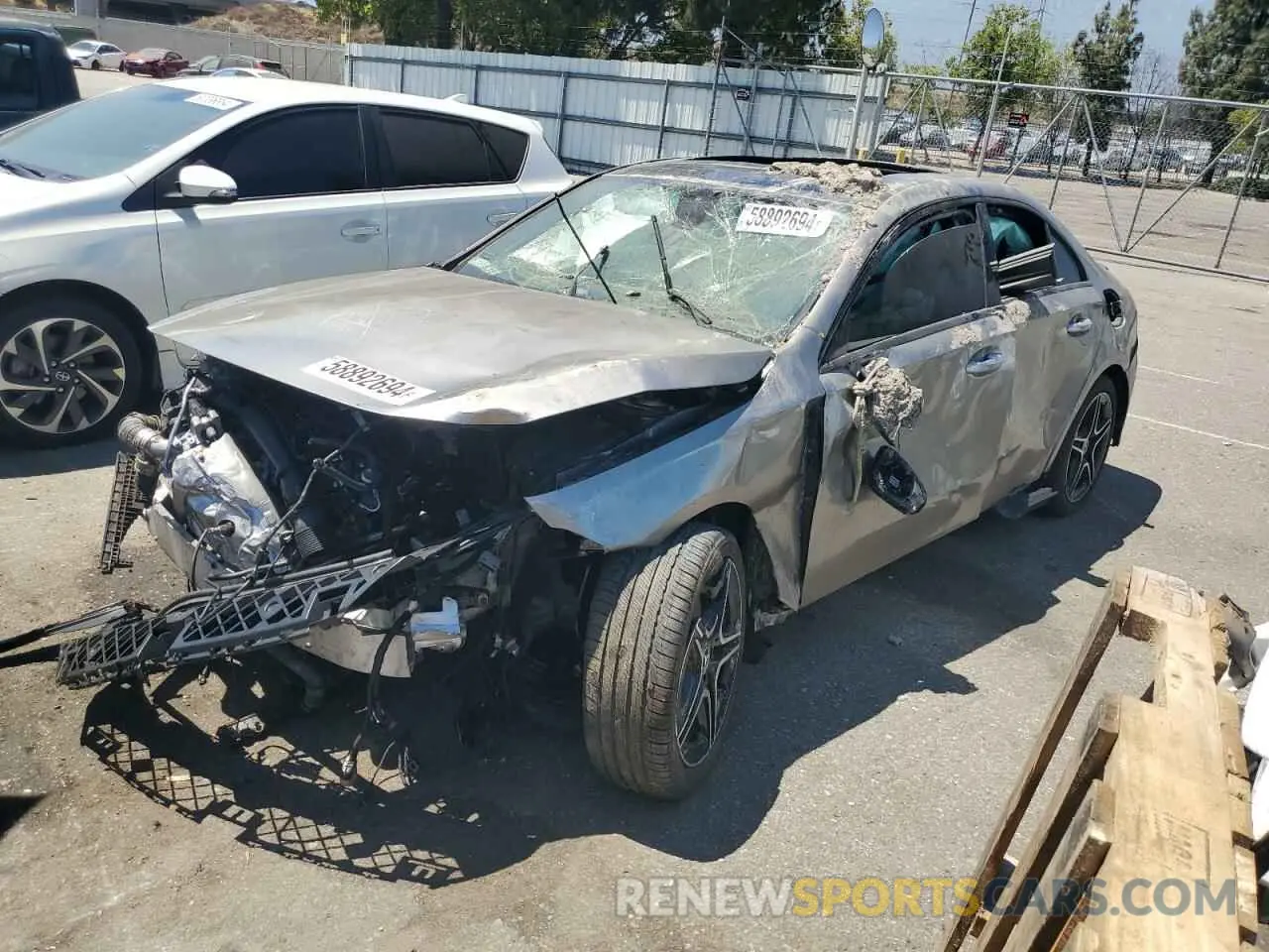 1 fotografías del automóvil dañado WDD3G4EB8KW022635 MERCEDES-BENZ A-CLASS 2019