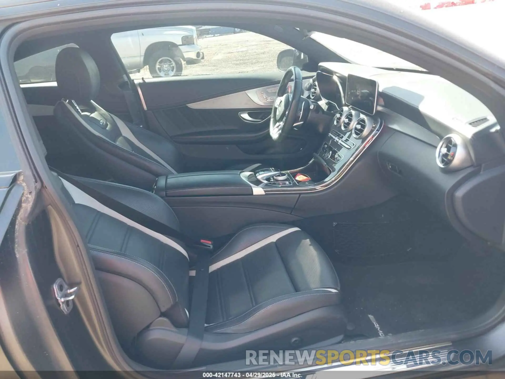 5 fotografías del automóvil dañado WDDWJ8HBXKF845181 MERCEDES-BENZ AMG C 63 2019