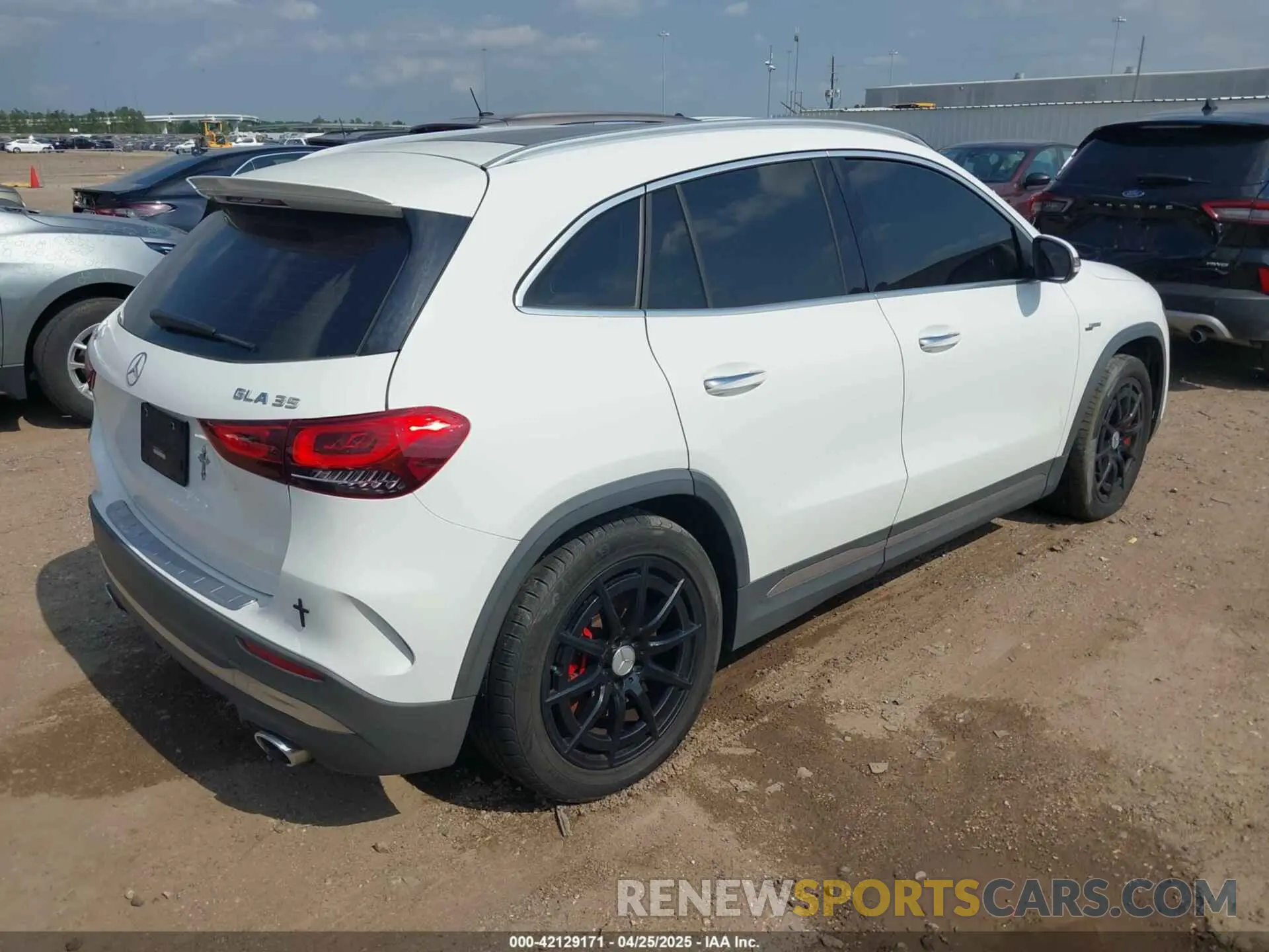 4 fotografías del automóvil dañado W1N4N5BB3MJ134251 MERCEDES-BENZ AMG GLA 35 2021