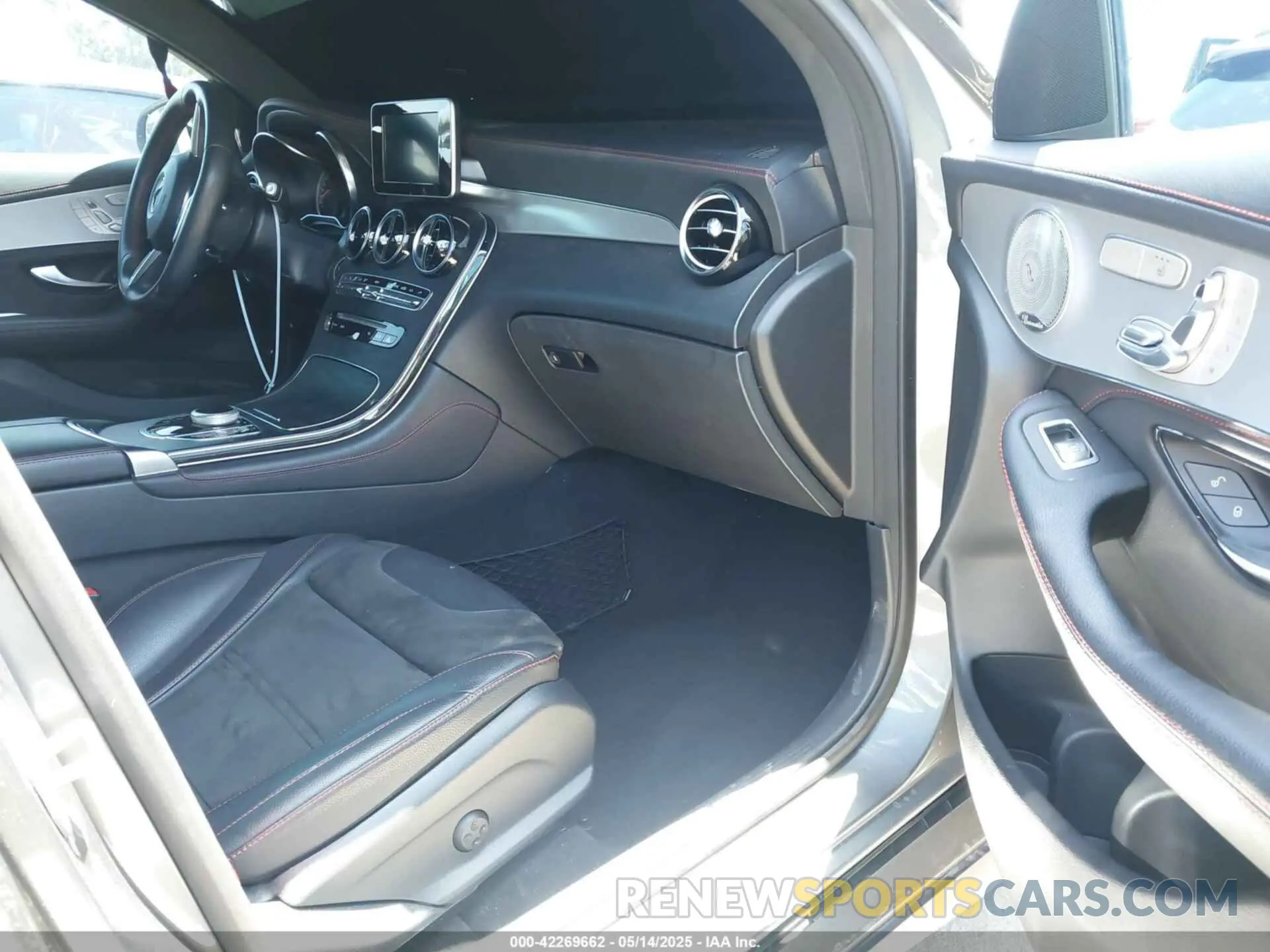 5 fotografías del automóvil dañado WDC0J6EBXKF596349 MERCEDES-BENZ AMG GLC 43 COUPE 2019