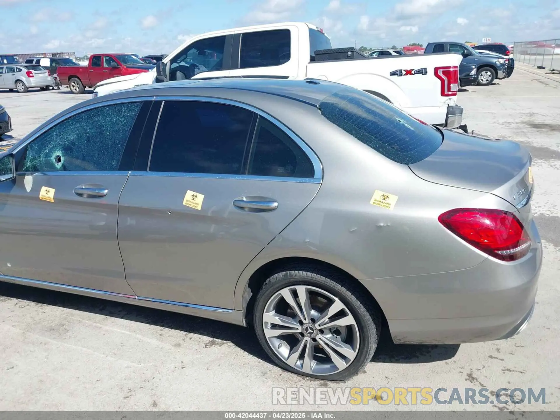 17 fotografías del automóvil dañado 55SWF8EB0KU314445 MERCEDES-BENZ C 300 2019