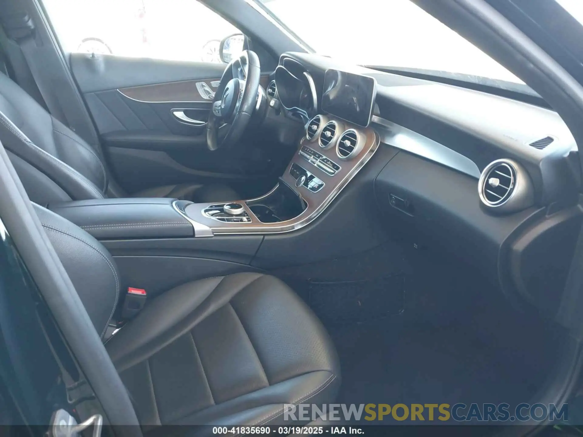 5 fotografías del automóvil dañado WDDWF8DB0KR506709 MERCEDES-BENZ C 300 2019