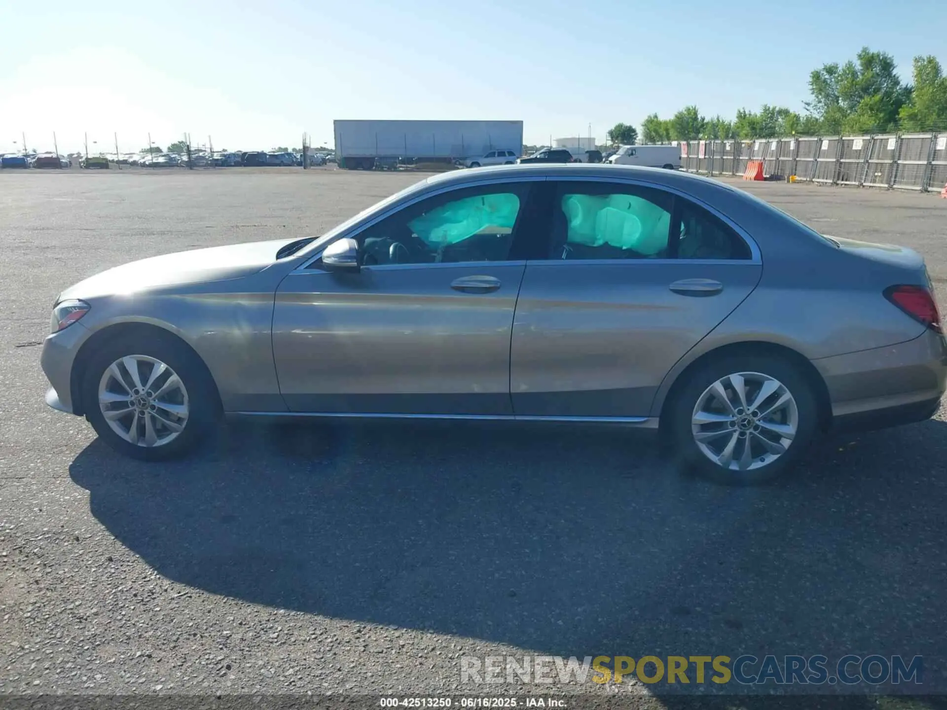 14 fotografías del automóvil dañado WDDWF8EB0KR501850 MERCEDES-BENZ C 300 2019