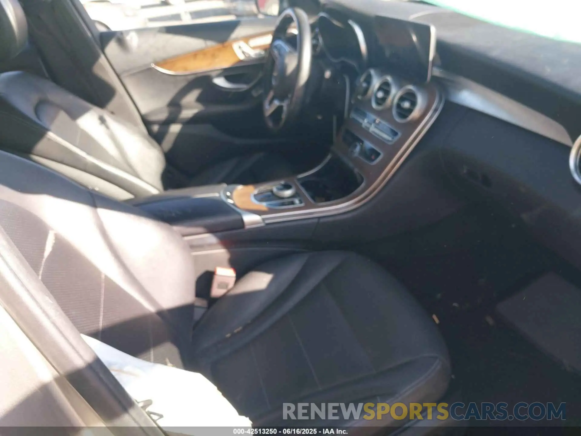 5 fotografías del automóvil dañado WDDWF8EB0KR501850 MERCEDES-BENZ C 300 2019