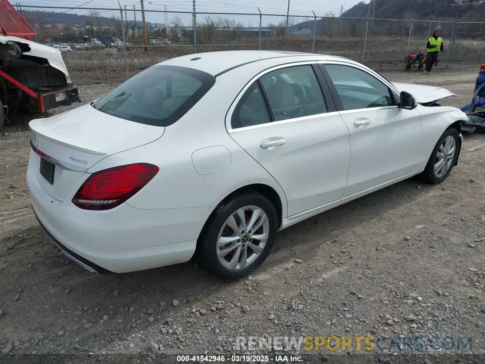 4 fotografías del automóvil dañado WDDWF8EB6KR458115 MERCEDES-BENZ C 300 2019