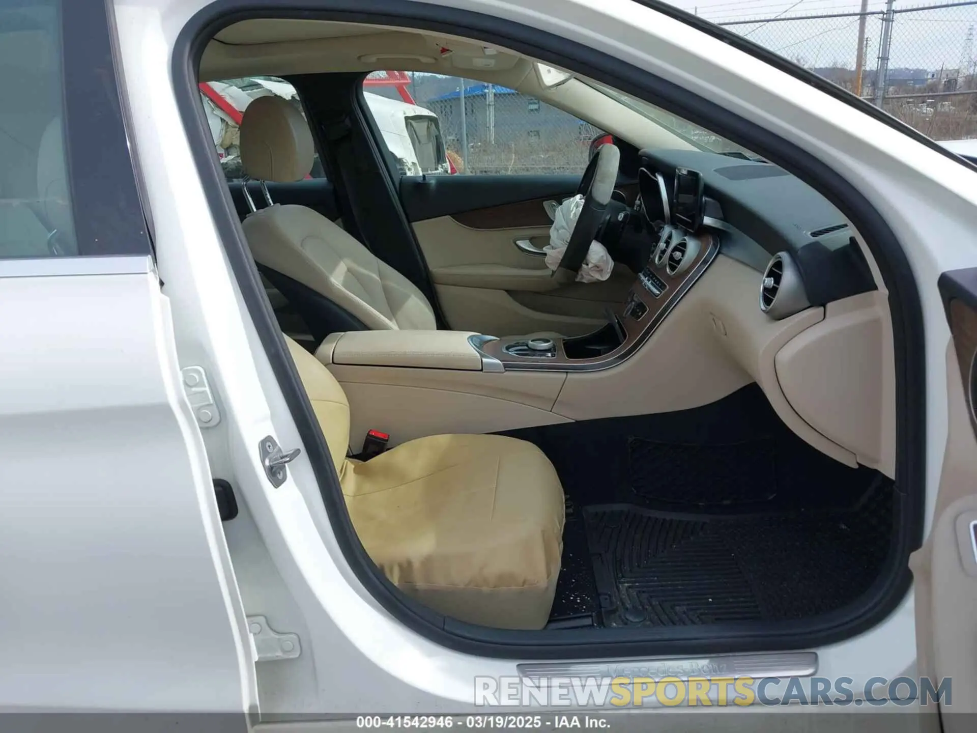 5 fotografías del automóvil dañado WDDWF8EB6KR458115 MERCEDES-BENZ C 300 2019