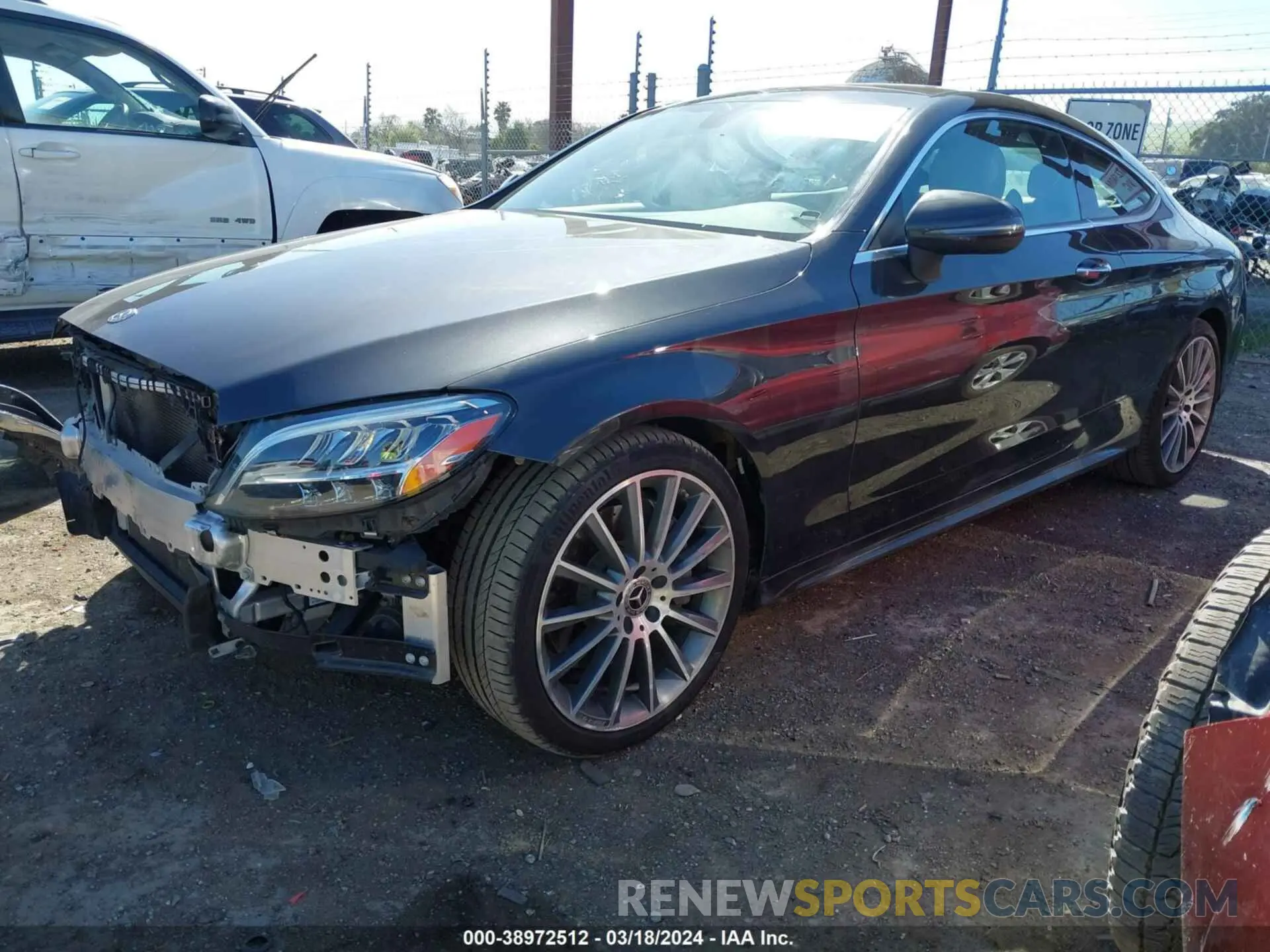 2 fotografías del automóvil dañado WDDWJ8DB4KF877436 MERCEDES-BENZ C 300 2019