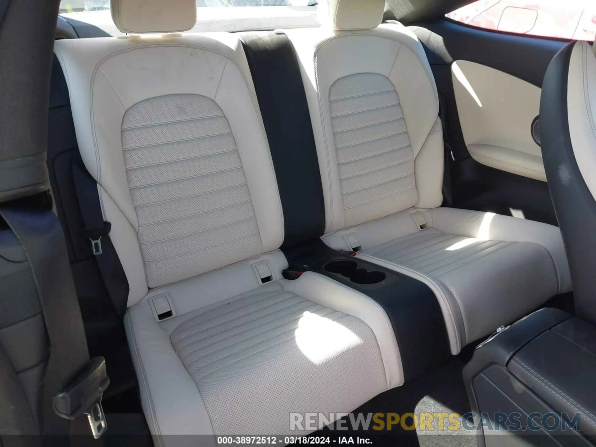 8 fotografías del automóvil dañado WDDWJ8DB4KF877436 MERCEDES-BENZ C 300 2019